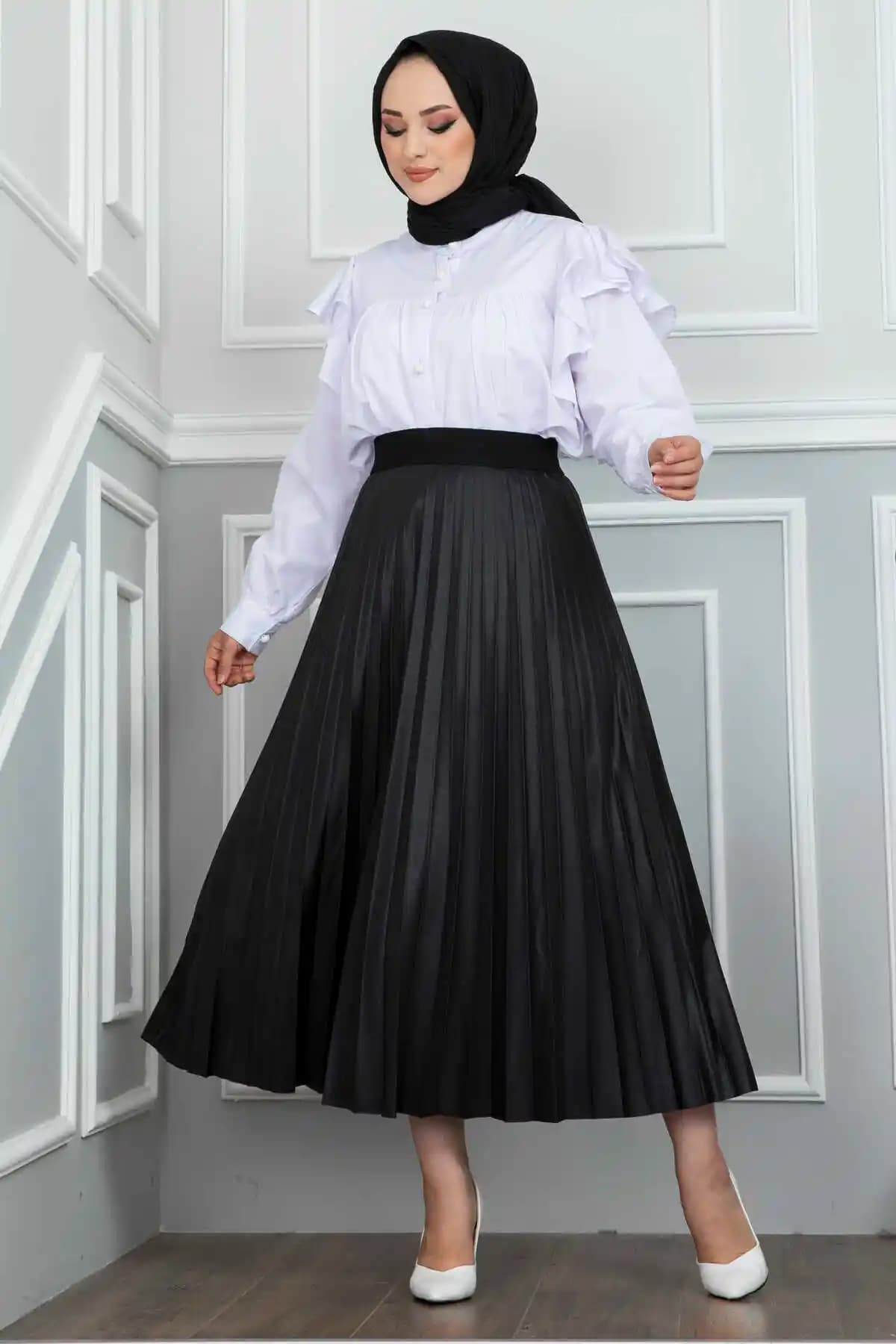 Siyah Pileli Eteklerle Tesettür Modasında Şık ve Rahat Kombin Önerileri