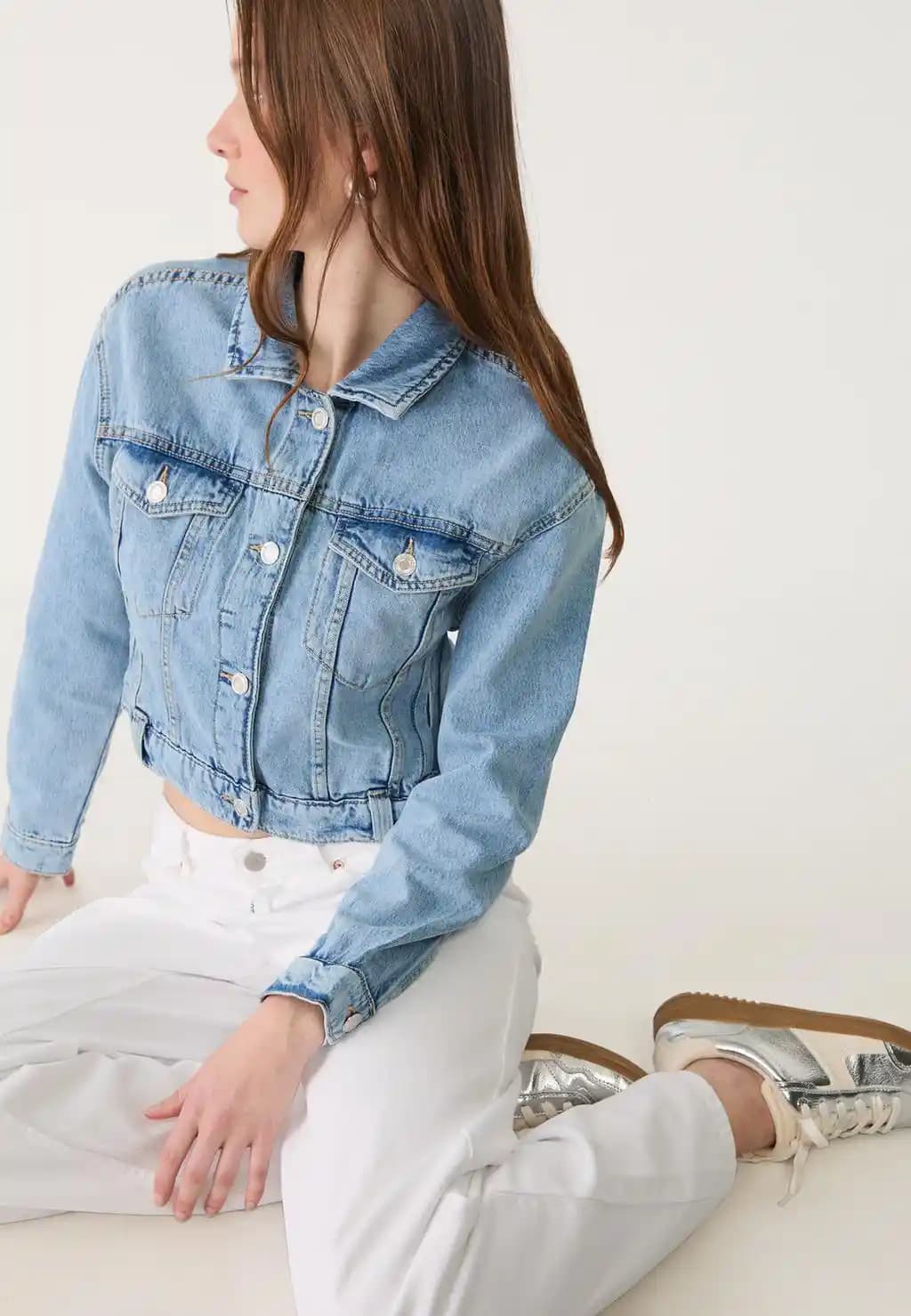 Stradivarius Denim Ceket: Gençlere Yönelik Modern ve Rahat Denim Şıklığı
