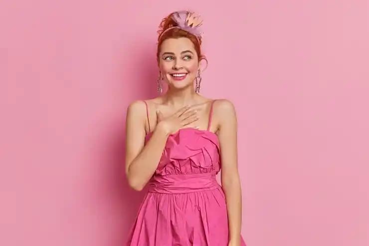 Toz Pembe Elbise Kombinleri ve Moda Dünyasında Renk Uyumu Rehberi