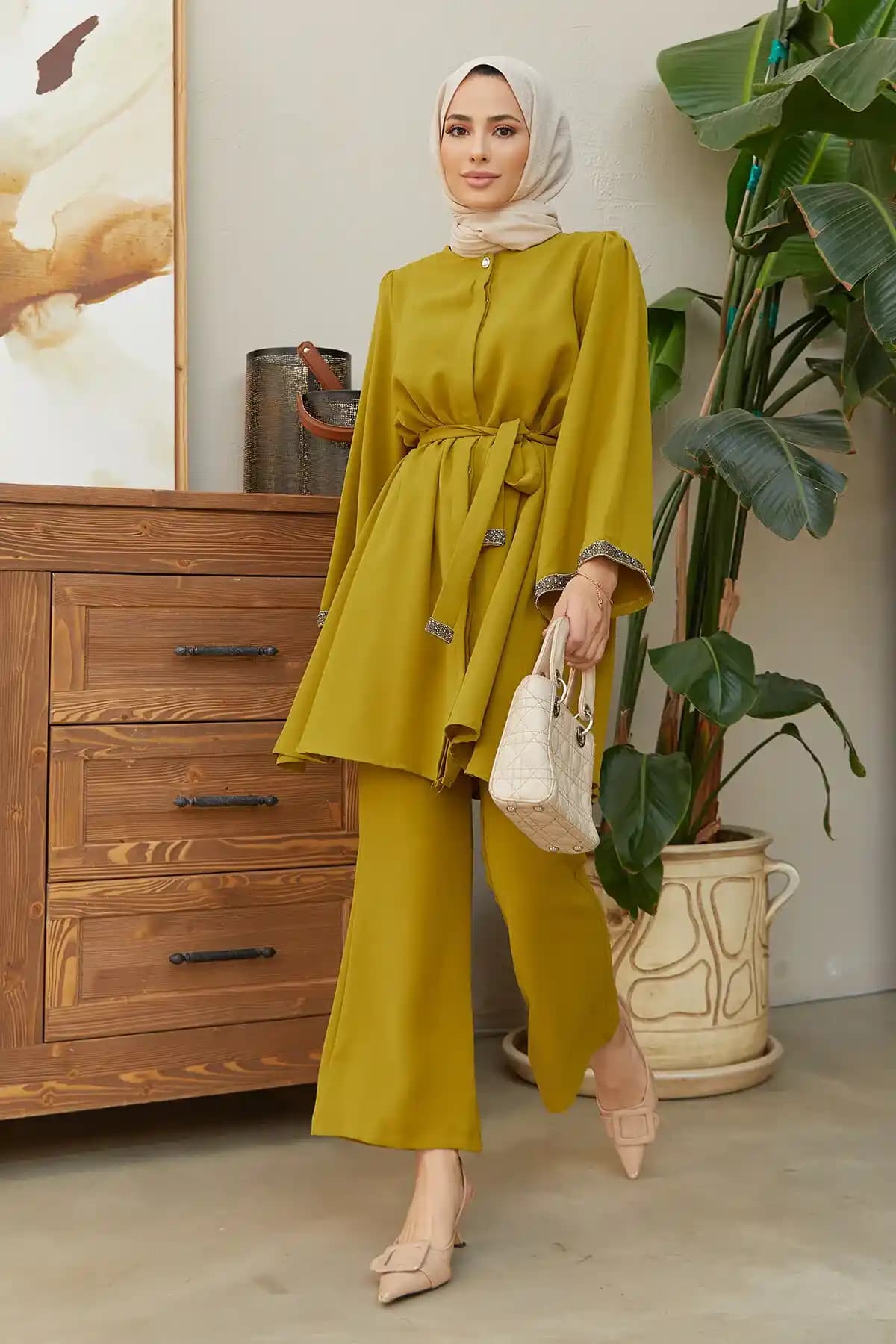 Yağ Yeşili Pantolon Kombinleri: Doğal ve Canlı Renklerle Şık Stil Önerileri