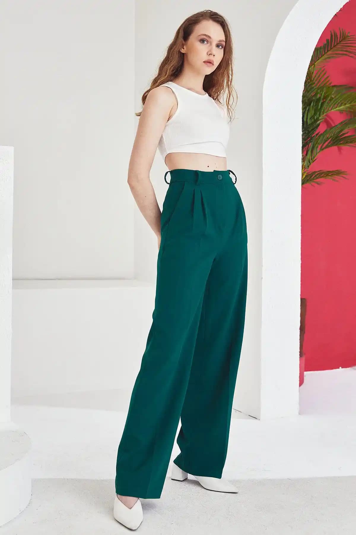 Yeşil Palazzo Pantolon Kombinlerinde Takı Seçimi ve YES Markasının Rolü