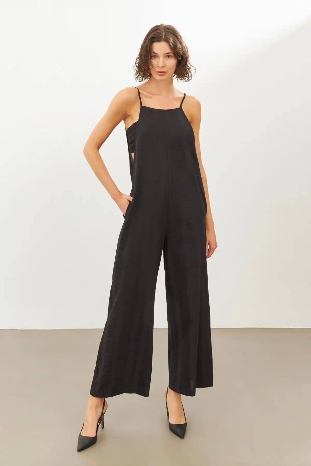 Askılı Tulum Modası: Yazın ve Her Mevsim Şıklığın Vazgeçilmez Parçası