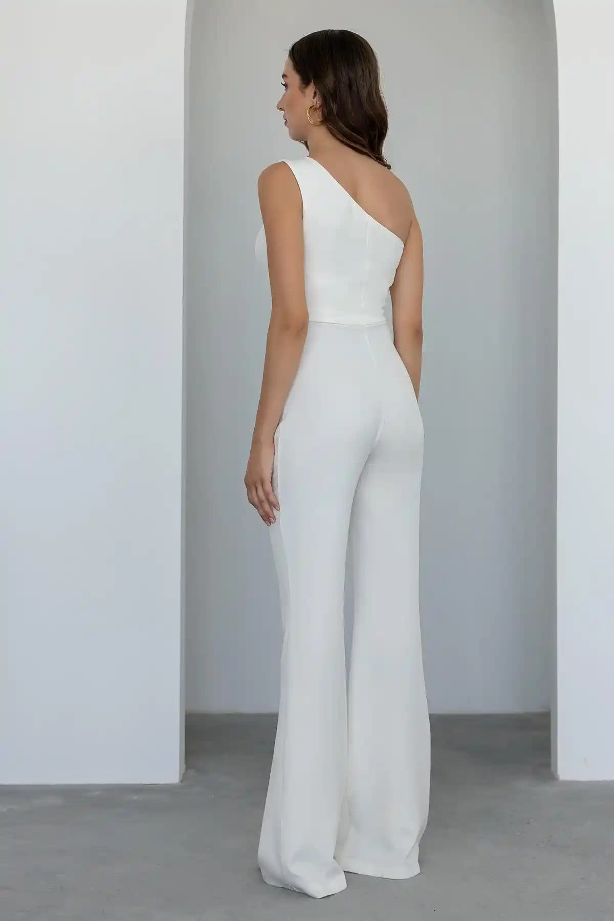 Beyaz Tulumun Moda Dünyasındaki Yeri ve Kombinasyon İpuçları