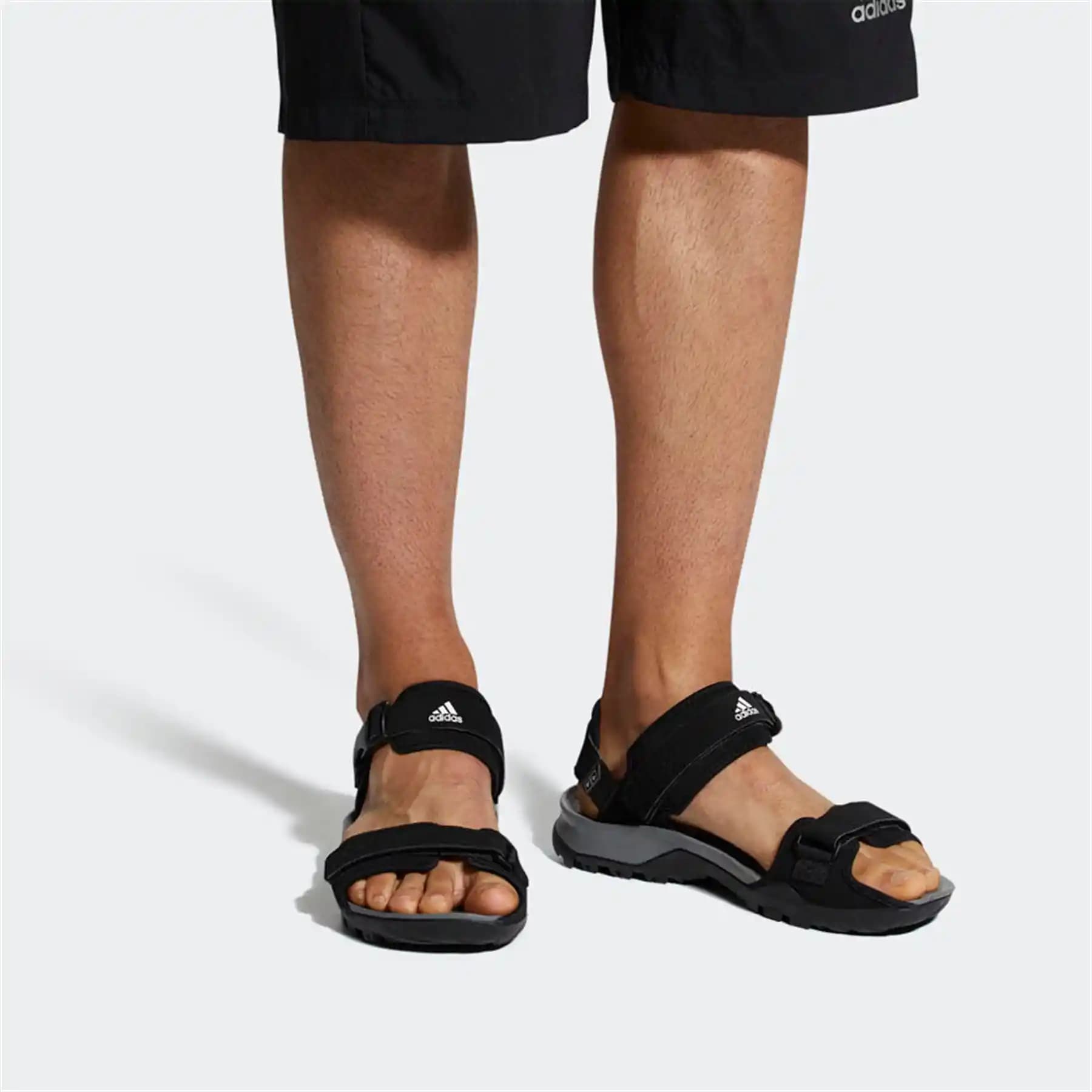 Erkekler İçin Adidas Sandaletler: Konfor ve Şıklığın Mükemmel Buluşması