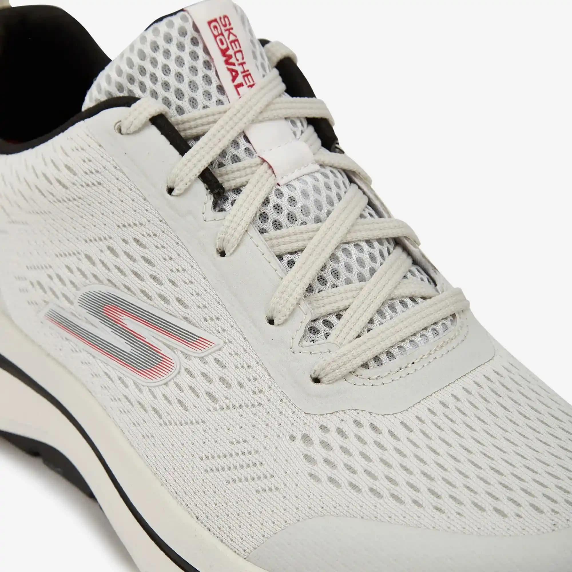 Erkekler için beyaz Skechers ayakkabıları: şıklık ve konforun mükemmel birleşimi