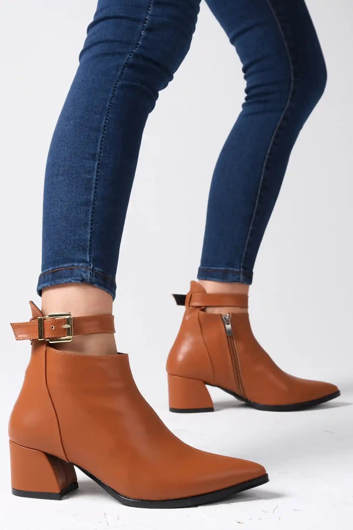 Erkekler İçin Topuklu Bot Modelleri: Şıklık ve Konforun Bir Arada Sunulduğu Trend Ayakkabılar