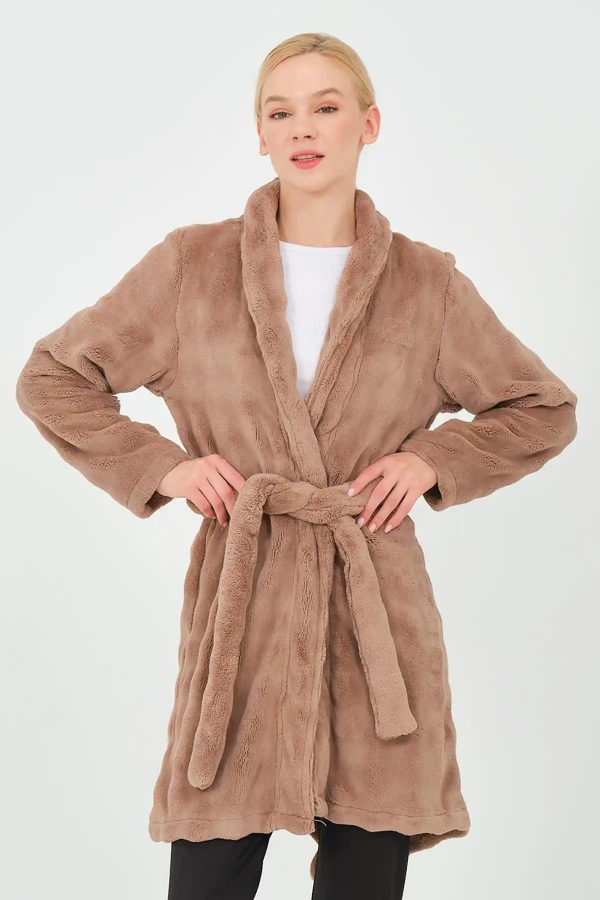 Kadınlar İçin Peluş Sabahlık Modelleri ve Tasarımlarıyla Konfor ve Şıklık