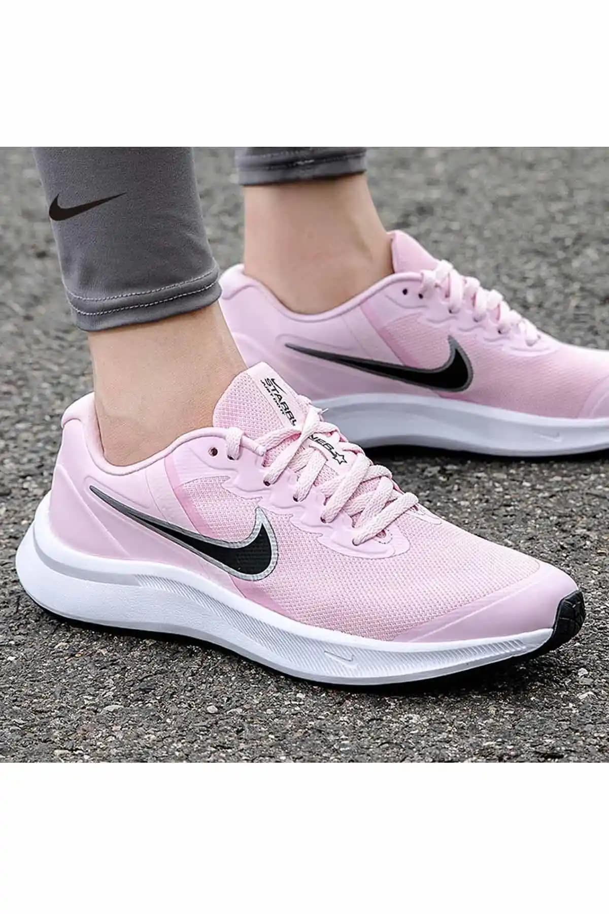 Kadınlar İçin Pembe Nike Ayakkabılar: Şıklık ve Konforun Bir Arada Sunulduğu Modeller