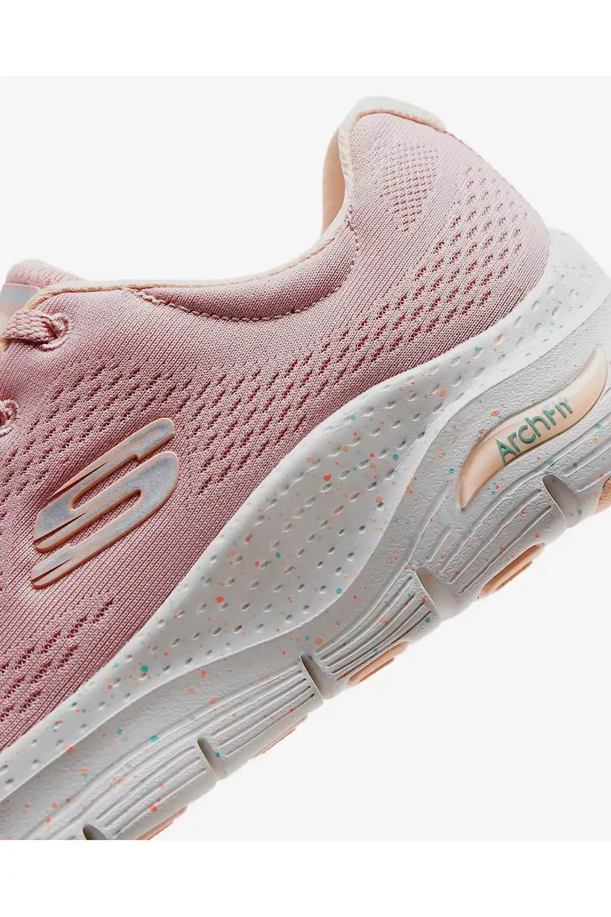 Kadınlar İçin Pembe Spor Ayakkabı Seçenekleri: Şıklık ve Konforu Bir Arada Sunan Modeller