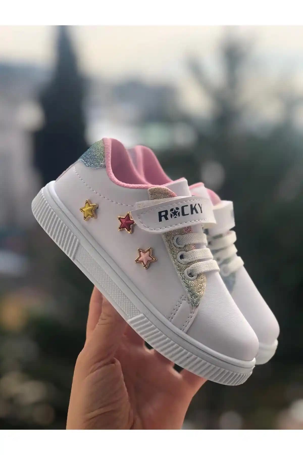 Kız Çocukları İçin Moda ve Konfor Sunan Sneakers Seçenekleri 2023