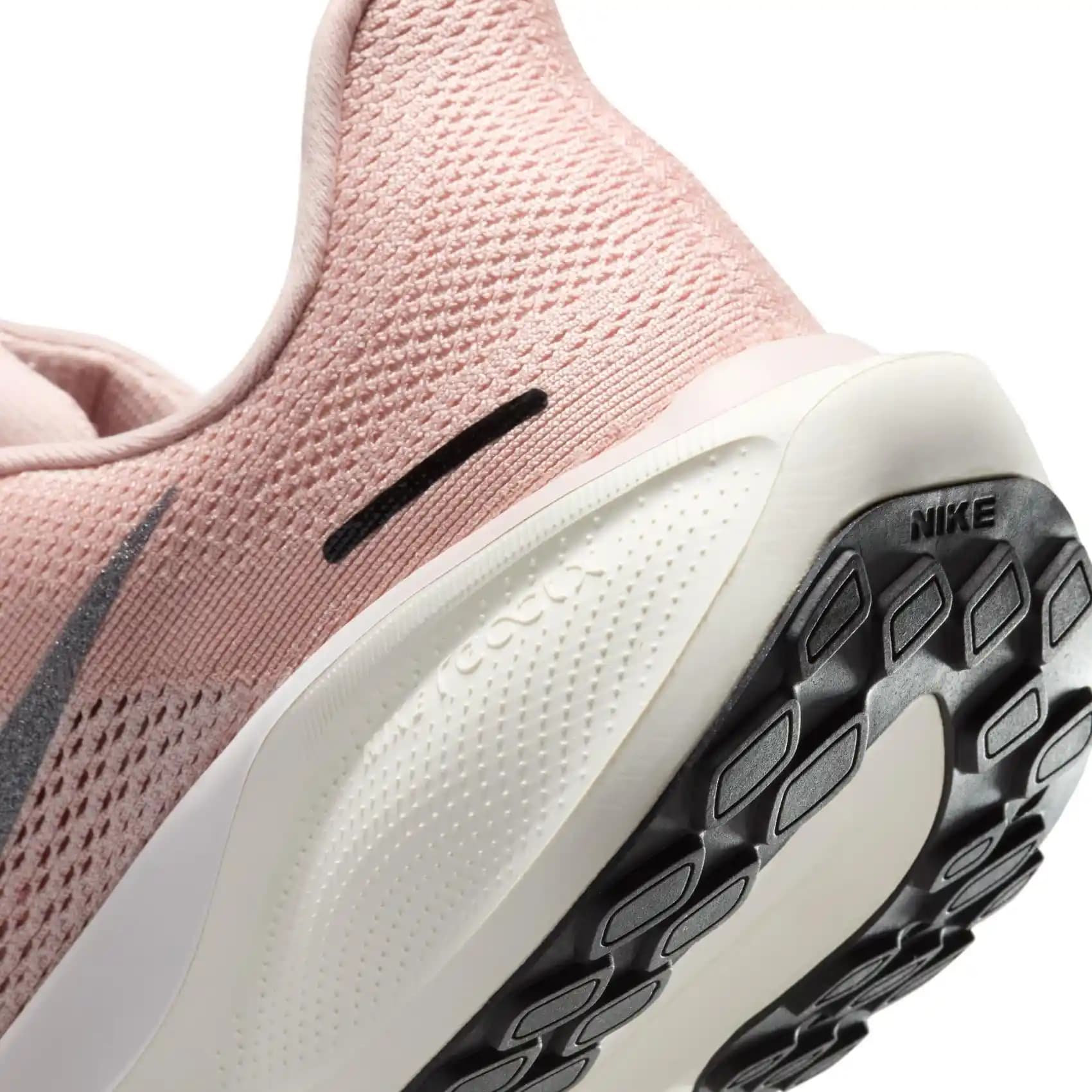 Nike Pembe Air Zoom Ayakkabılar: Şıklık ve Performansın Modern Buluşması