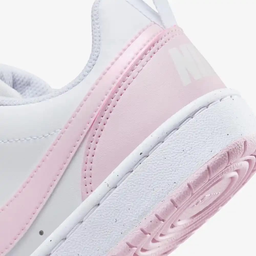 Nike Pembe Court Borough Spor Ayakkabısı: Şıklık ve Konforun Bir Arada Sunulduğu Tasarım