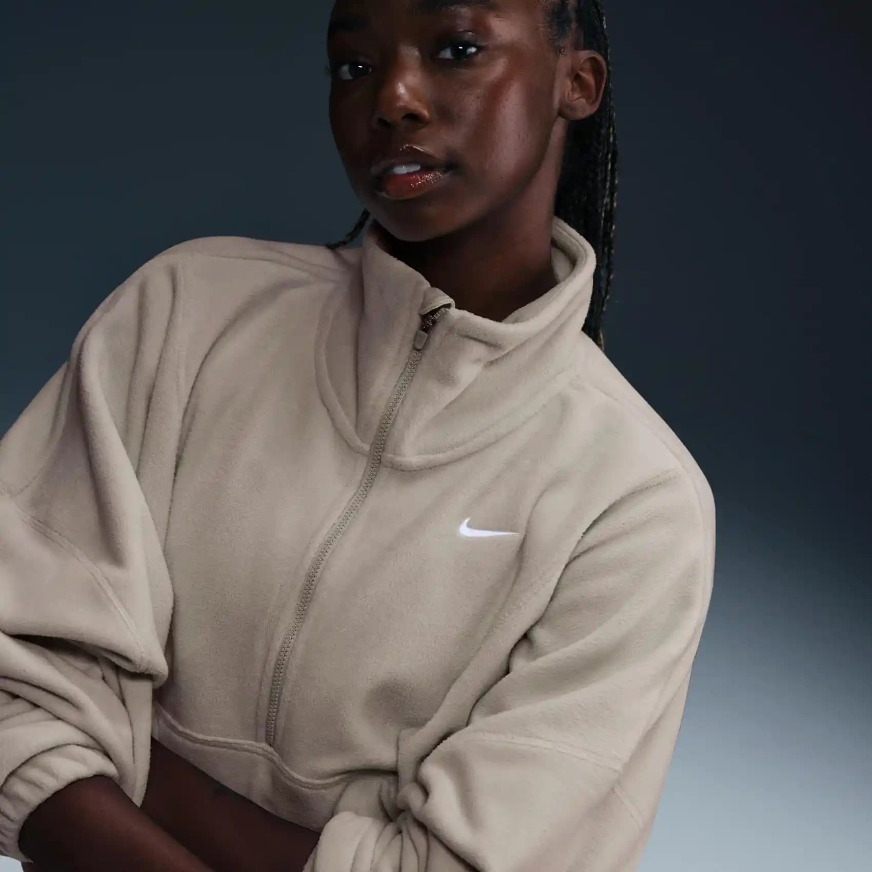 Nike Polar Kadın Giyim ve Aksesuarlar: Soğuk Havalarda Şıklık ve Konfor Sağlayan Koleksiyon