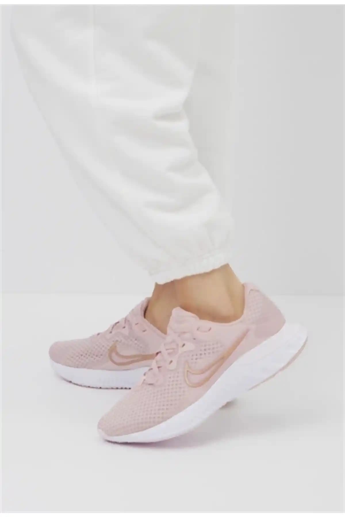 Nike Pudra Ayakkabı: Şıklık ve Konforu Bir Arada Sunan Modern Tasarımlar