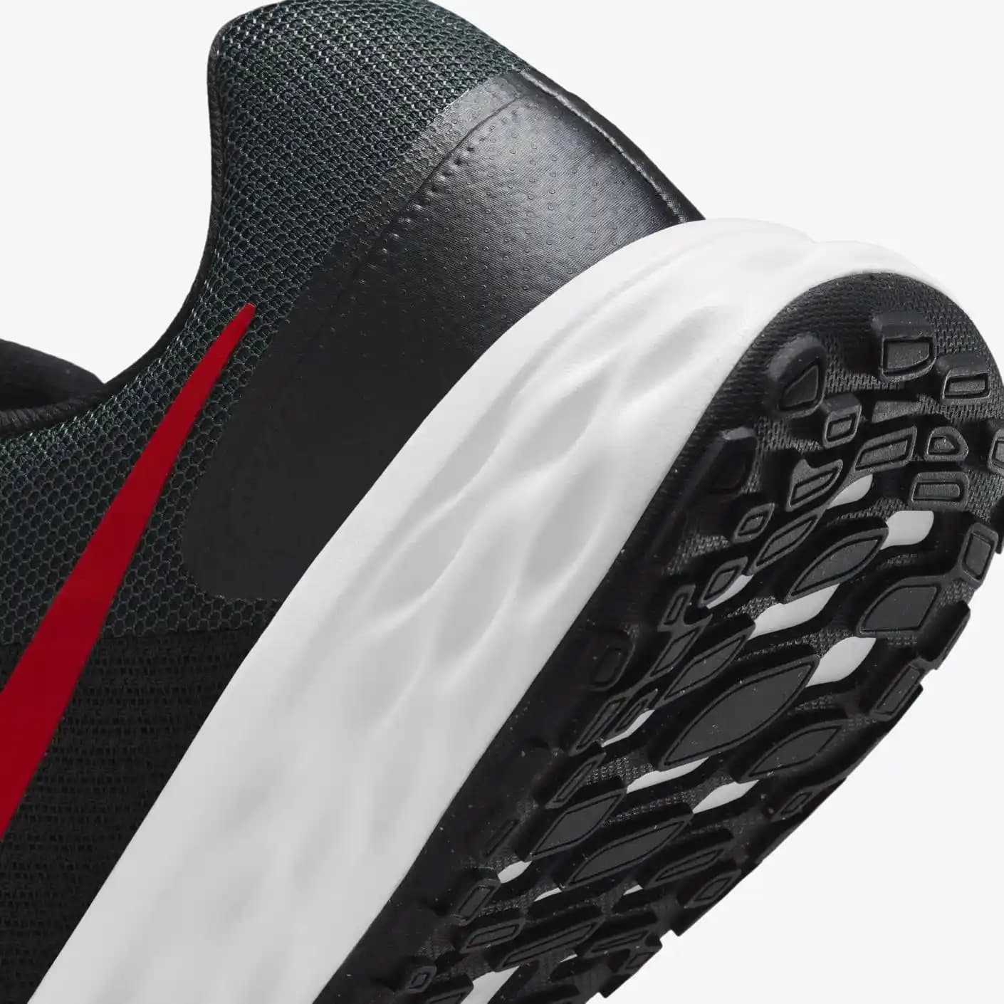 Nike Revolution 6 Erkek Spor Ayakkabısı: Şıklık ve Konforun Modern Buluşması