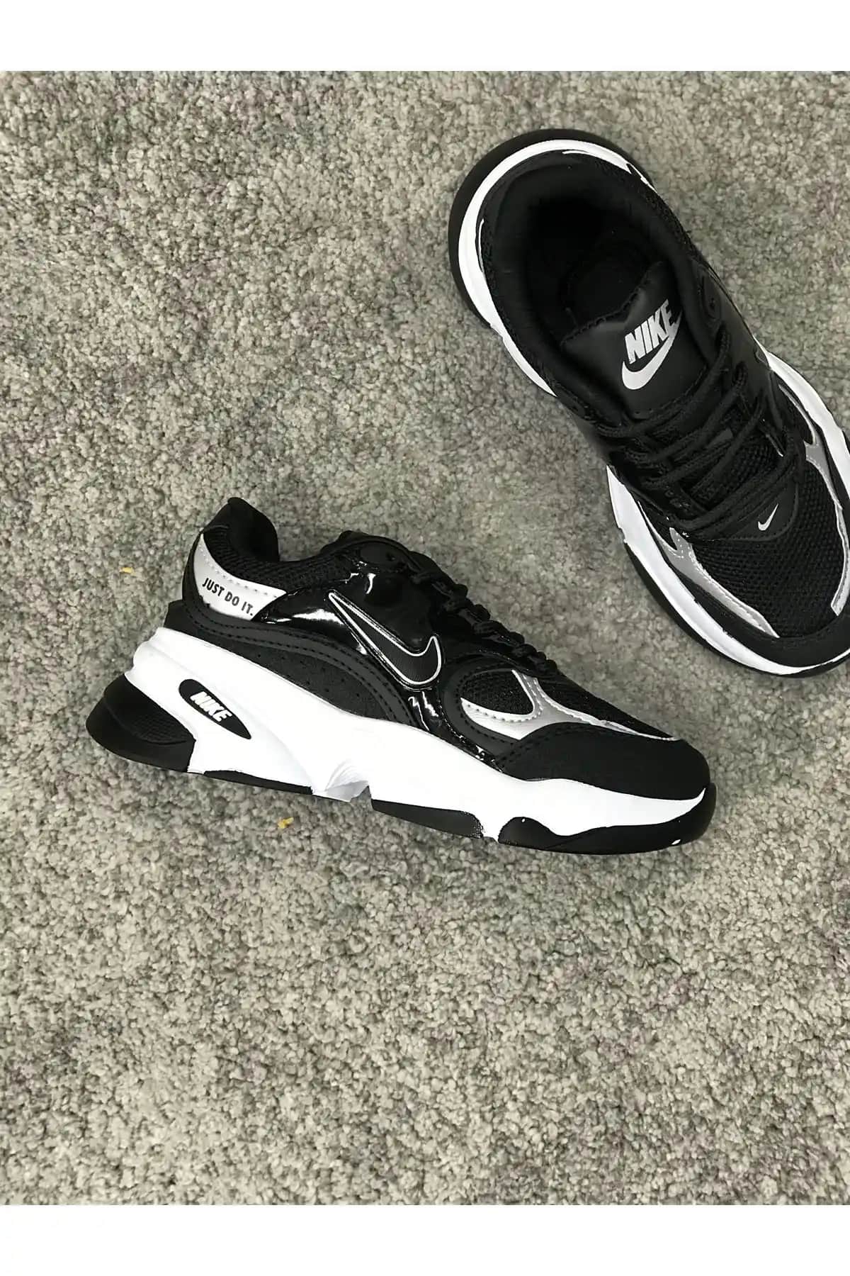 Nike Siyah Beyaz Ürünleriyle Şıklık ve Çok Yönlülük Sunan Moda Seçenekleri