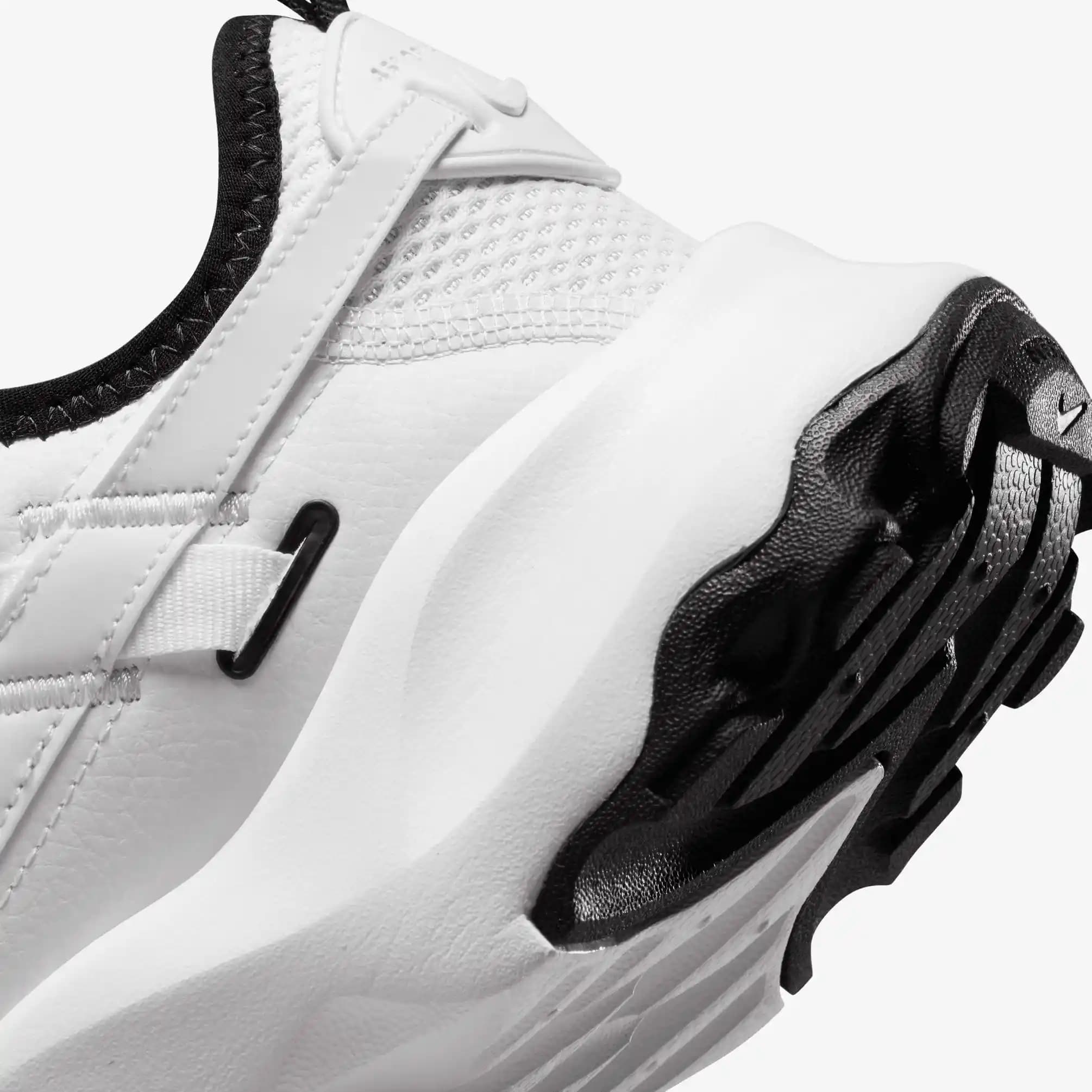 Nike TC 7900 Kadın Beyaz Spor Ayakkabı: Şıklık ve Konforun Mükemmel Buluşması