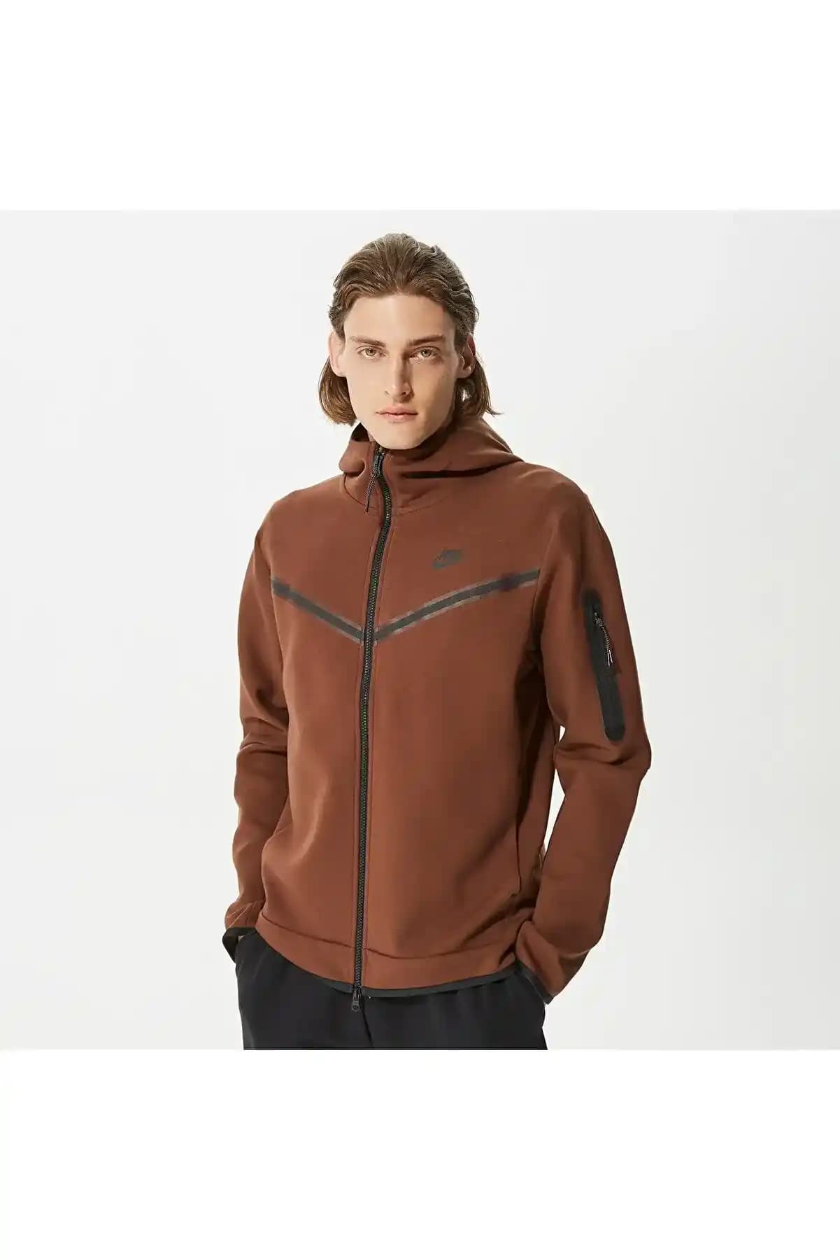 Nike Tech Kahverengi ve Beyaz Modelleriyle Şıklık ve Konforu Bir Arada Yakala
