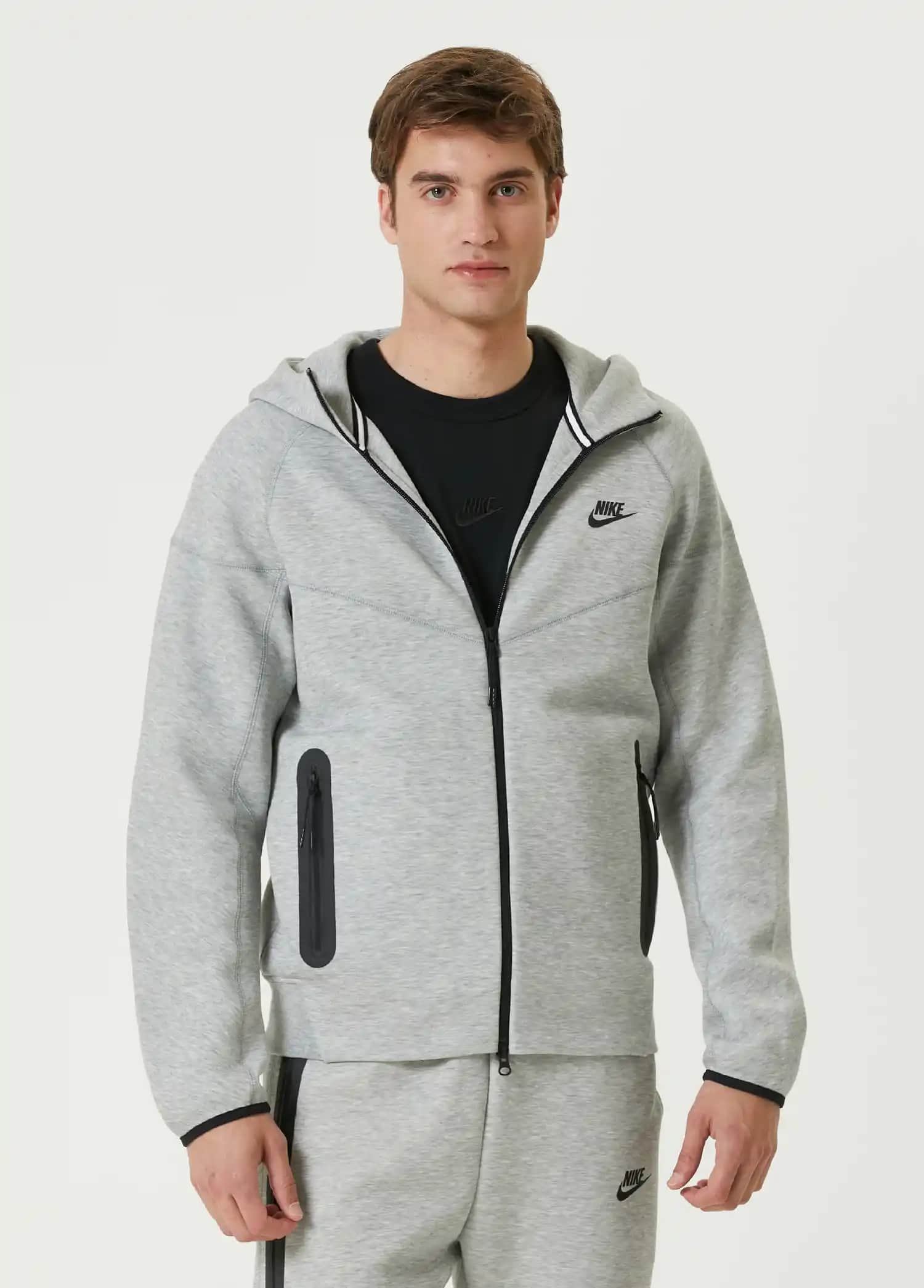Nike Tech Siyah Gri Serisi: Modern Tasarım ve Üstün Performans Özellikleri