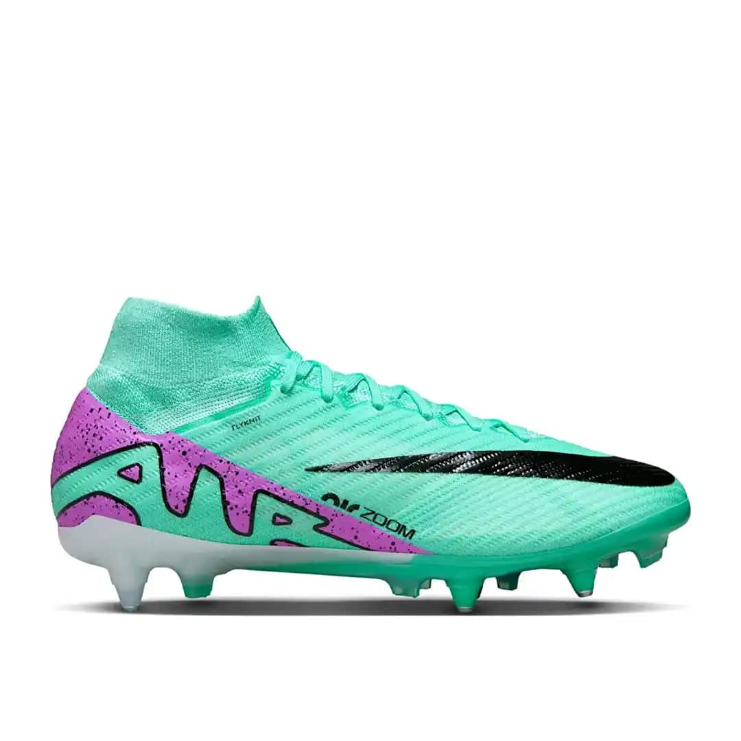 Nike Turkuaz Kramponlar: Performans ve Stil İçin Renkli Futbol Ayakkabıları