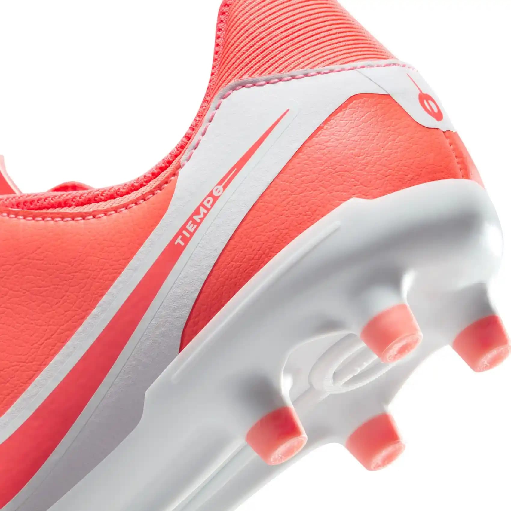 Nike Turuncu Kramponlar: Performans ve Tarzın Buluştuğu Futbol Ayakkabıları