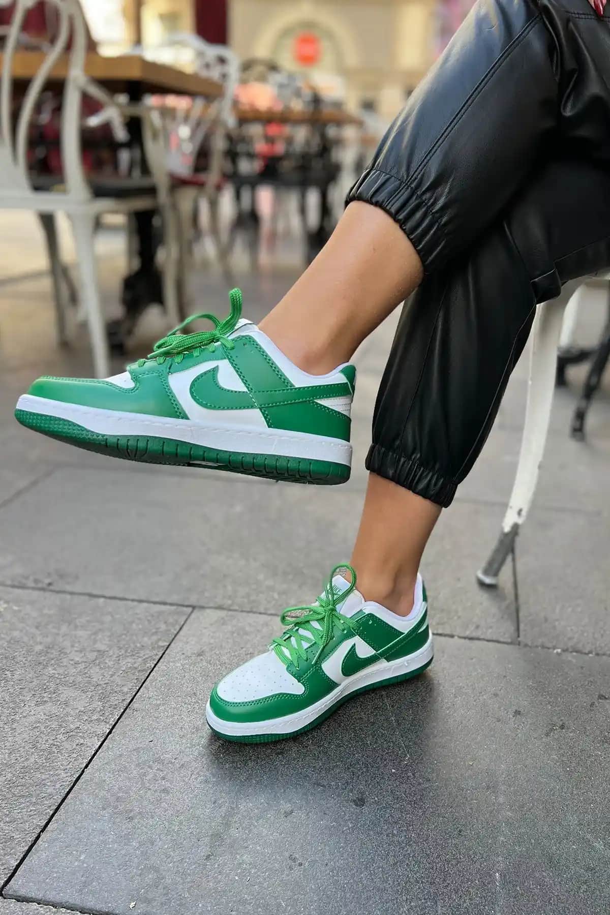 Nike Yeşil Renkli Giyim ve Aksesuarlar: Doğadan İlham Alan Tarzlar