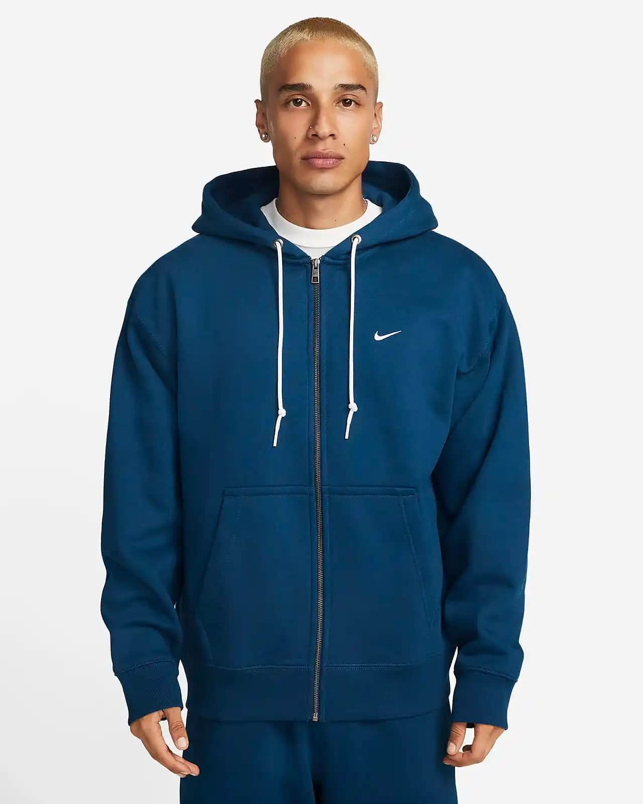 Nike Zip Detaylarıyla Fonksiyonellik ve Şıklığın Modern Buluşması