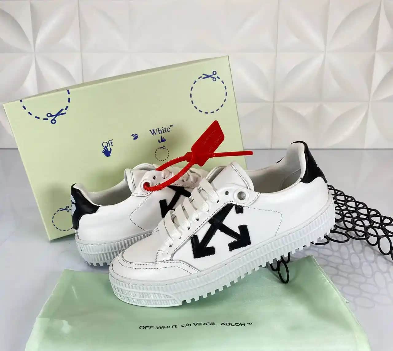 Off White Ayakkabılar: Modern Tarz ve Şıklık Sunan En Trend Ayakkabı Seçenekleri