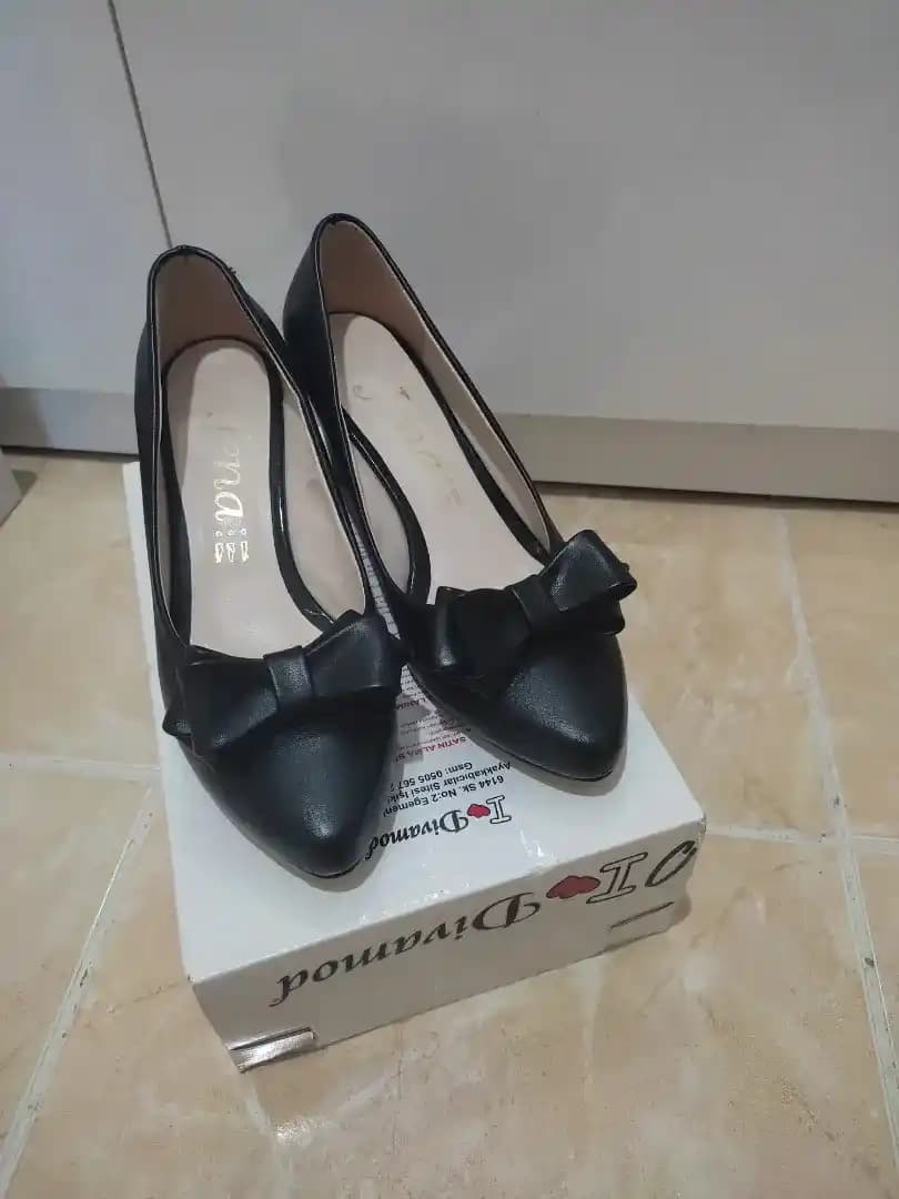 Önü Fiyonklu Topuklu Ayakkabılar: Şıklık ve Zarafetin Modern Kadın Stiline Katkısı