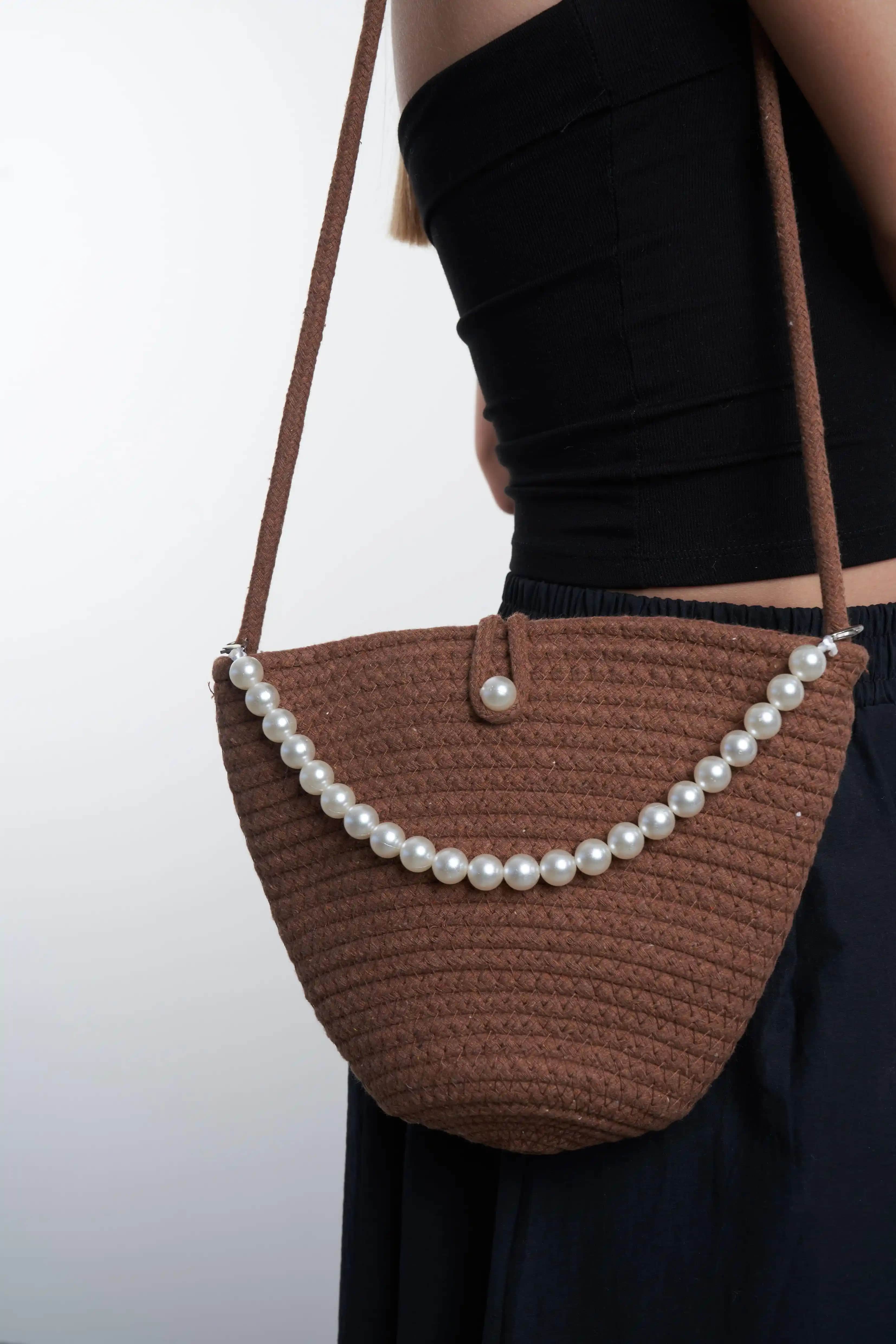 Örme Hasır Çanta: Doğal Şıklık ve Fonksiyonelliğin Modern Yansıması