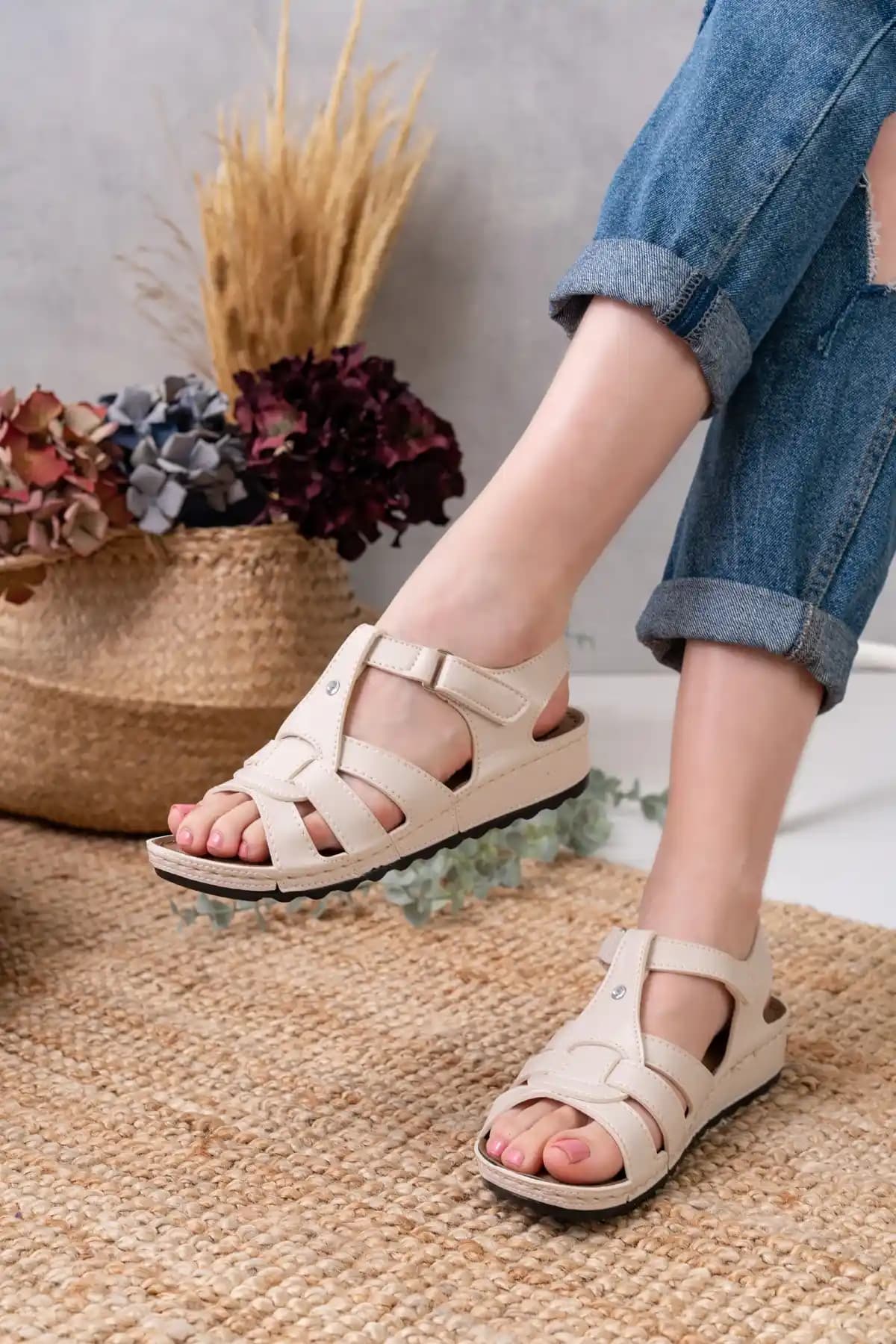 Ortopedik Sandaletler: Ayak Sağlığını Koruyan Konforlu ve Şık Ayakkabı Seçenekleri