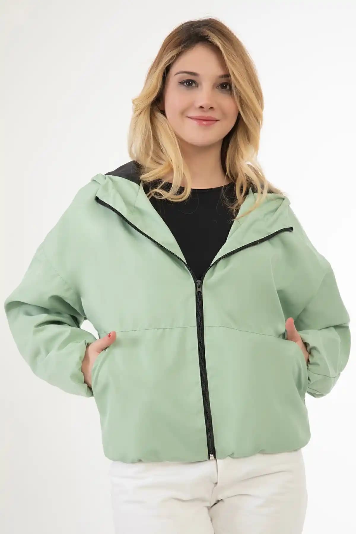 Oversize Yağmurluklar: Günümüz Modasında Popüler ve Çok Yönlü Seçenekler
