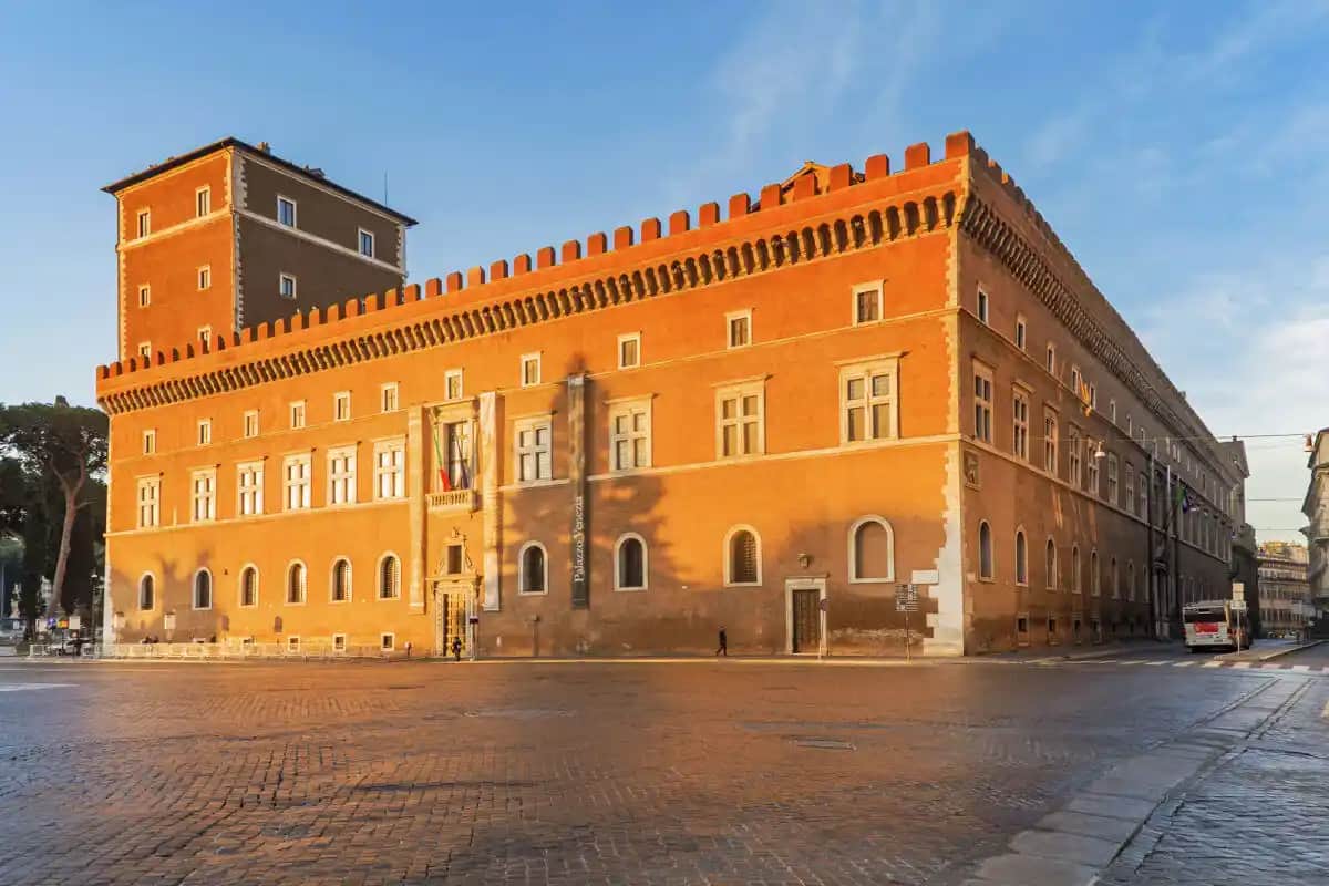 Palazzo Pantolonların Moda Dünyasındaki Yeri ve Kombinasyon İpuçları