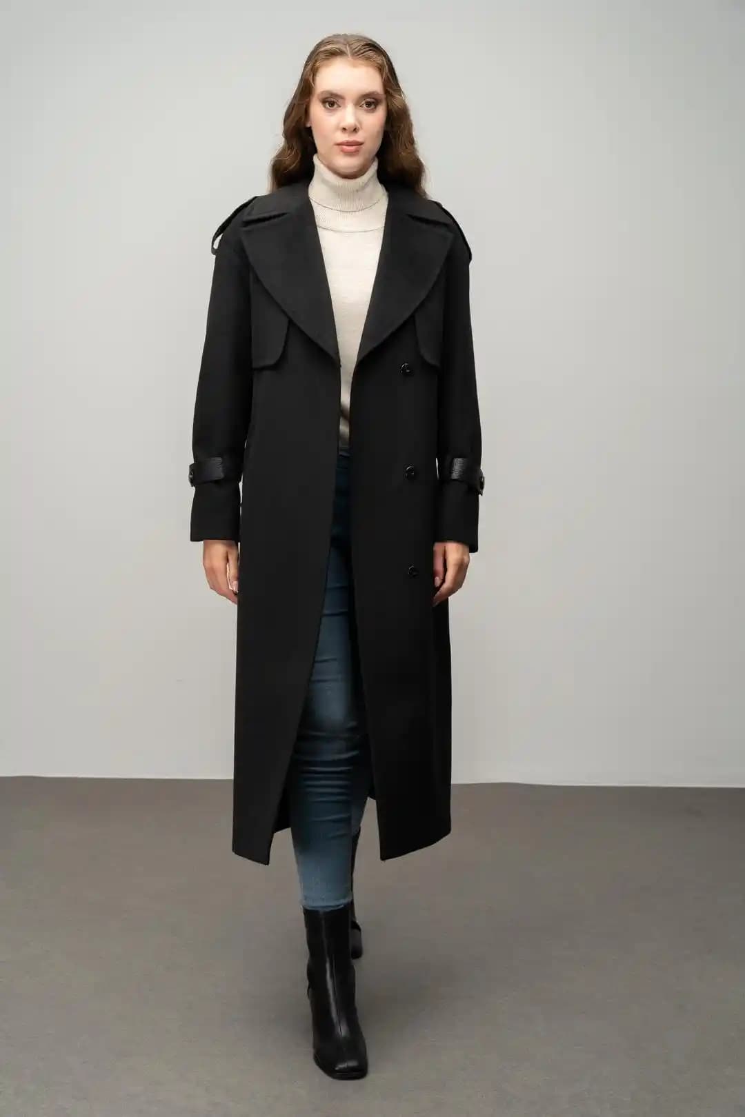 Pelerin Kaban Modası: Şıklık ve Fonksiyonelliğin Modern Yansıması