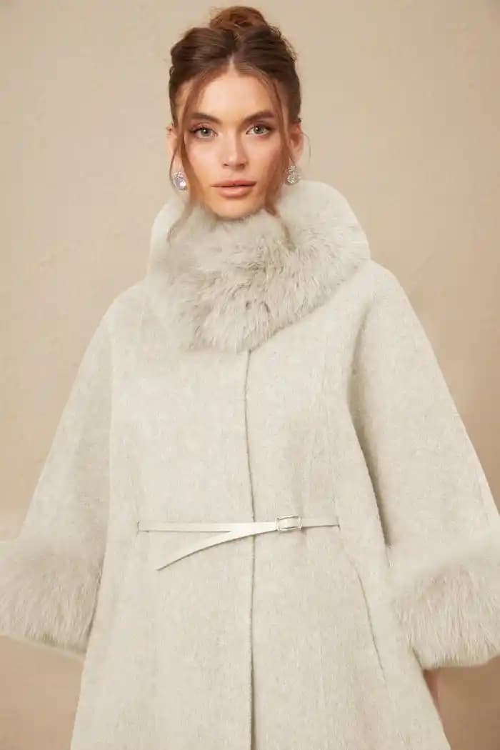 Pelerin Palto Nedir ve Kış Modasında Popülerlik Kazanmasının Nedenleri