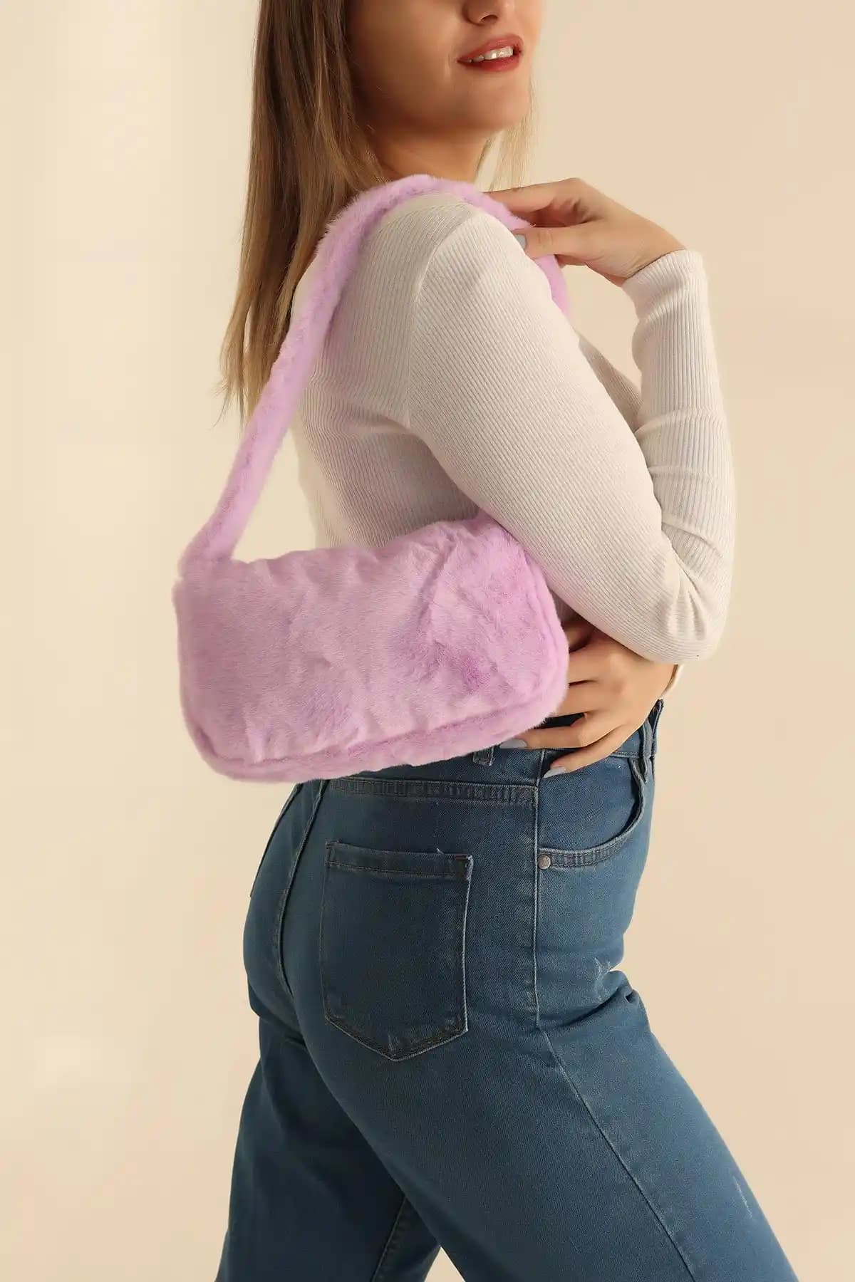 Peluş Kol Çantası: Günümüz Moda Dünyasında Şık ve Çok Yönlü Bir Seçenek