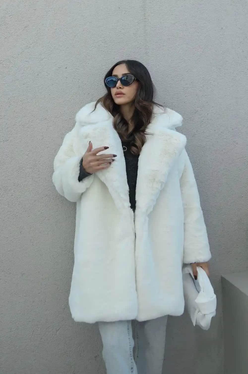 Peluş Kürk Kabanlar: Şıklık ve Konforu Bir Arada Sunan Kış Modası Parçaları