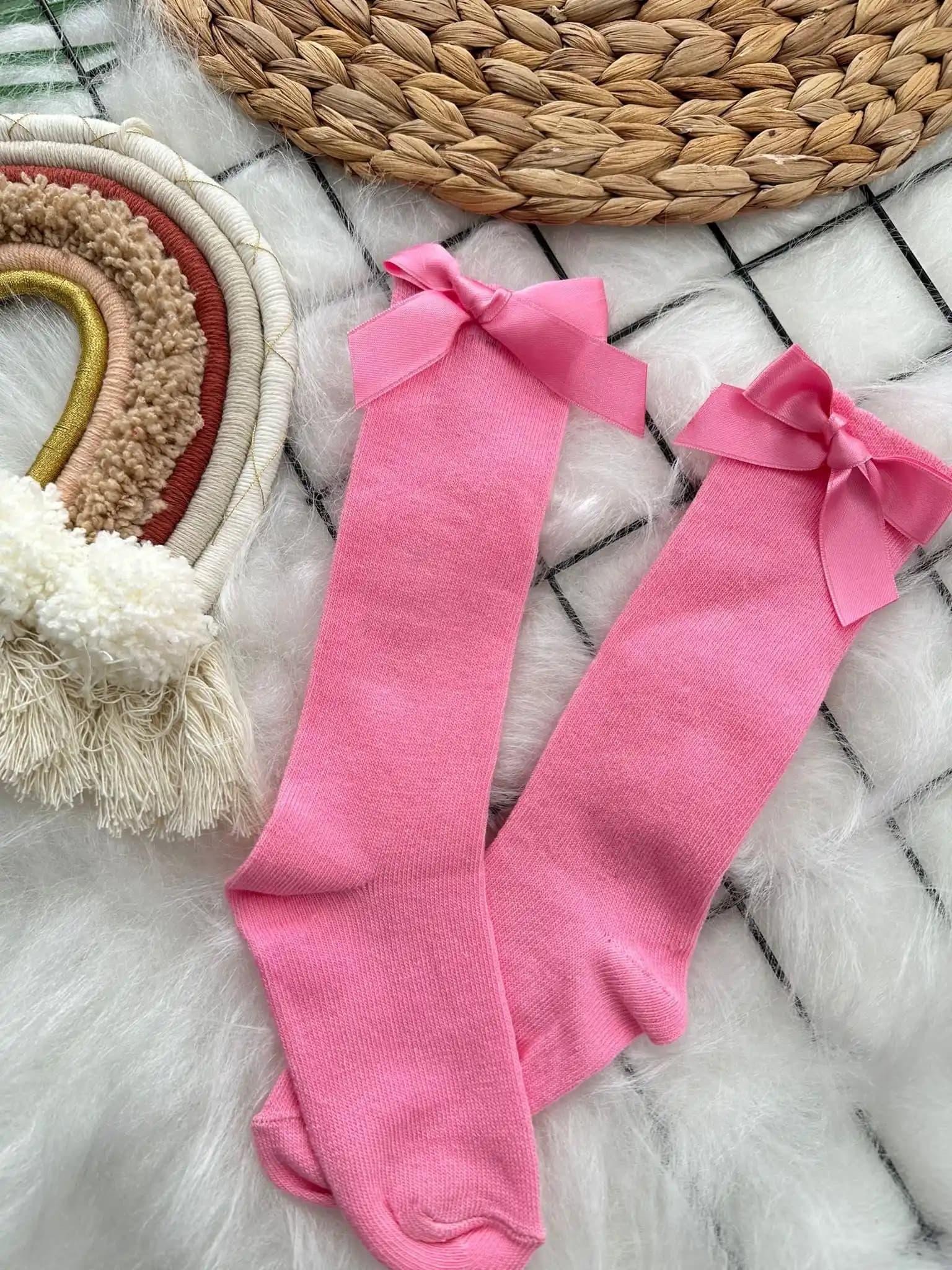 Pembe Çorap Modası: Renkli ve Şık Giyim Parçalarıyla Tarzınızı Yükseltin