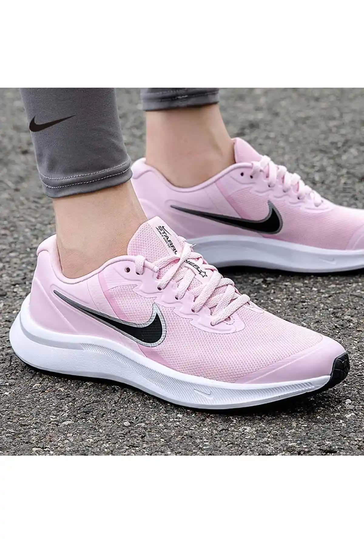 Pembe Nike Ayakkabılar: Moda ve Konforu Bir Arada Sunan Stil İkonları