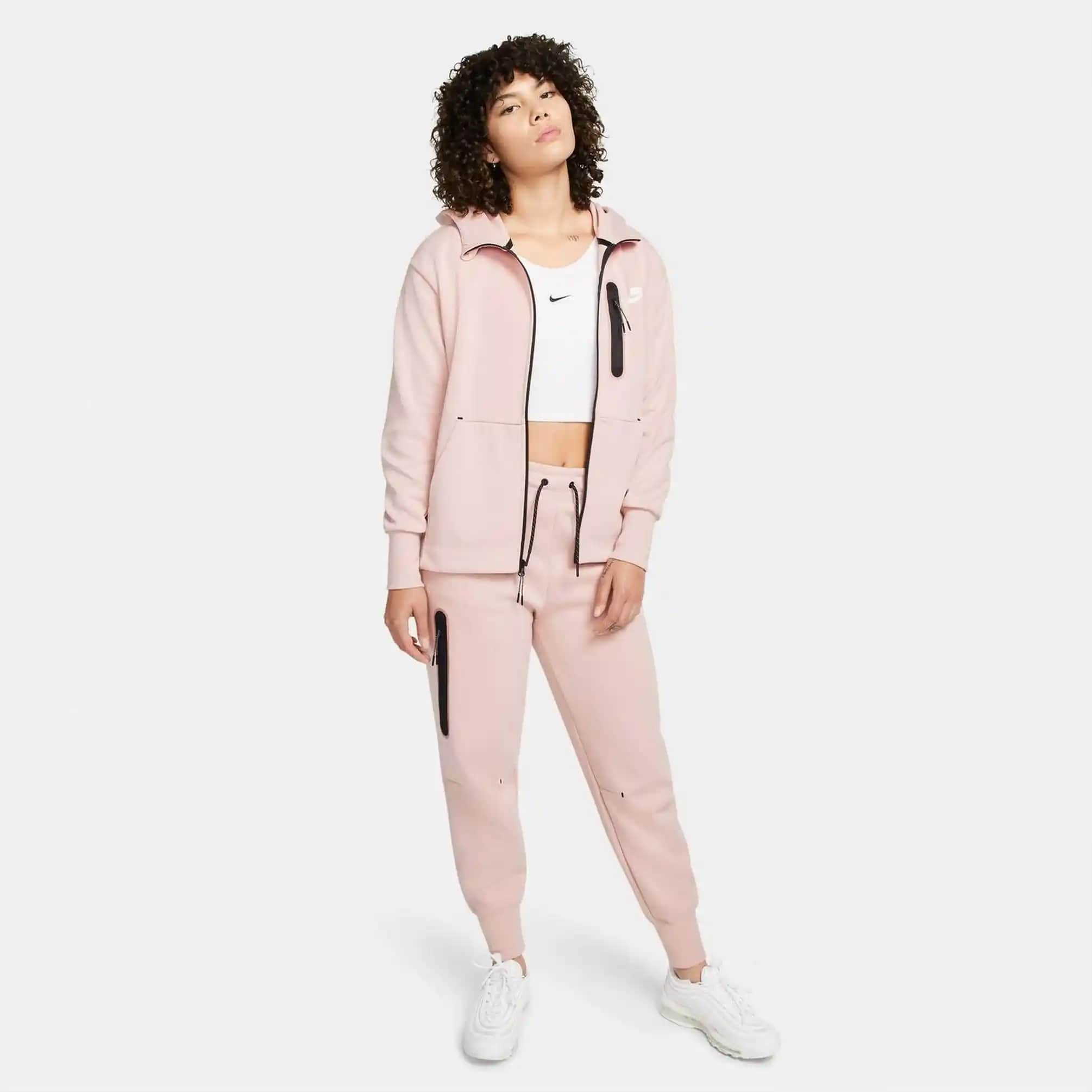 Pembe Nike Tech Ürünleri ile Modern Spor ve Moda Trendlerini Yakalayın