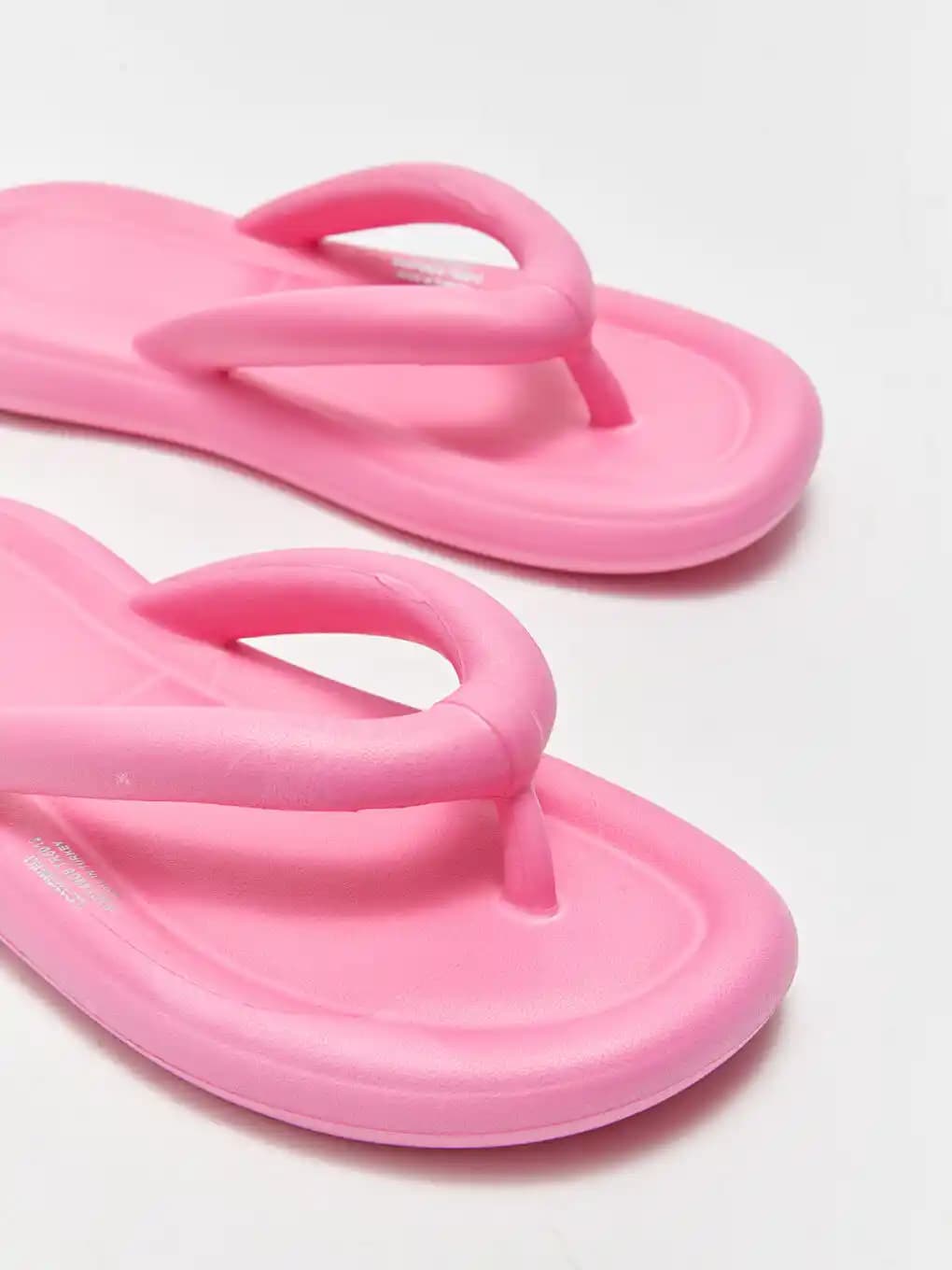 Pembe Parmak Arası Terlikler: Günlük Şıklık ve Konforun Modern Buluşması