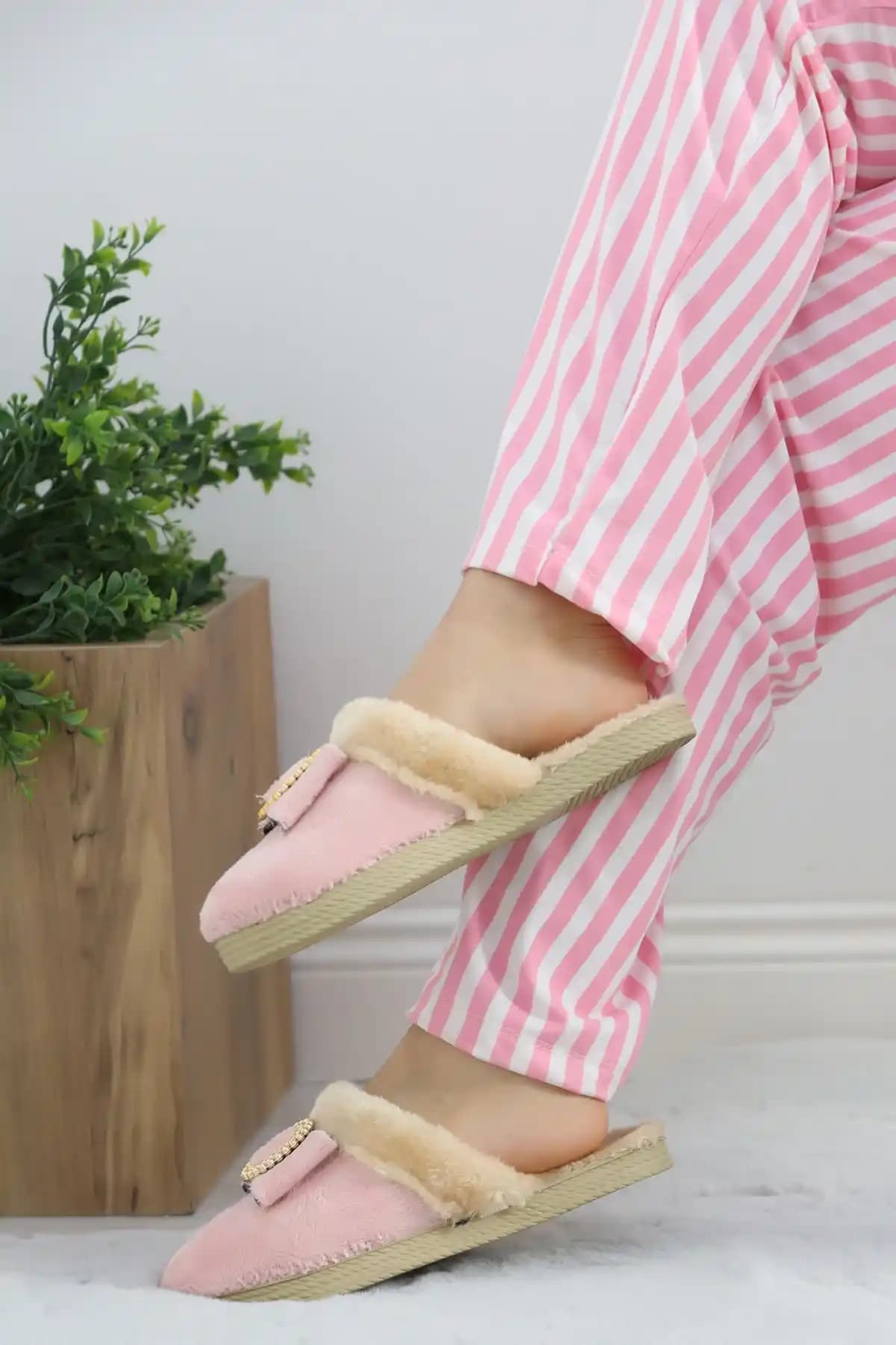 Pembe Peluş Terlikler: Konfor ve Şıklığın Buluştuğu Modern Ev Terlikleri
