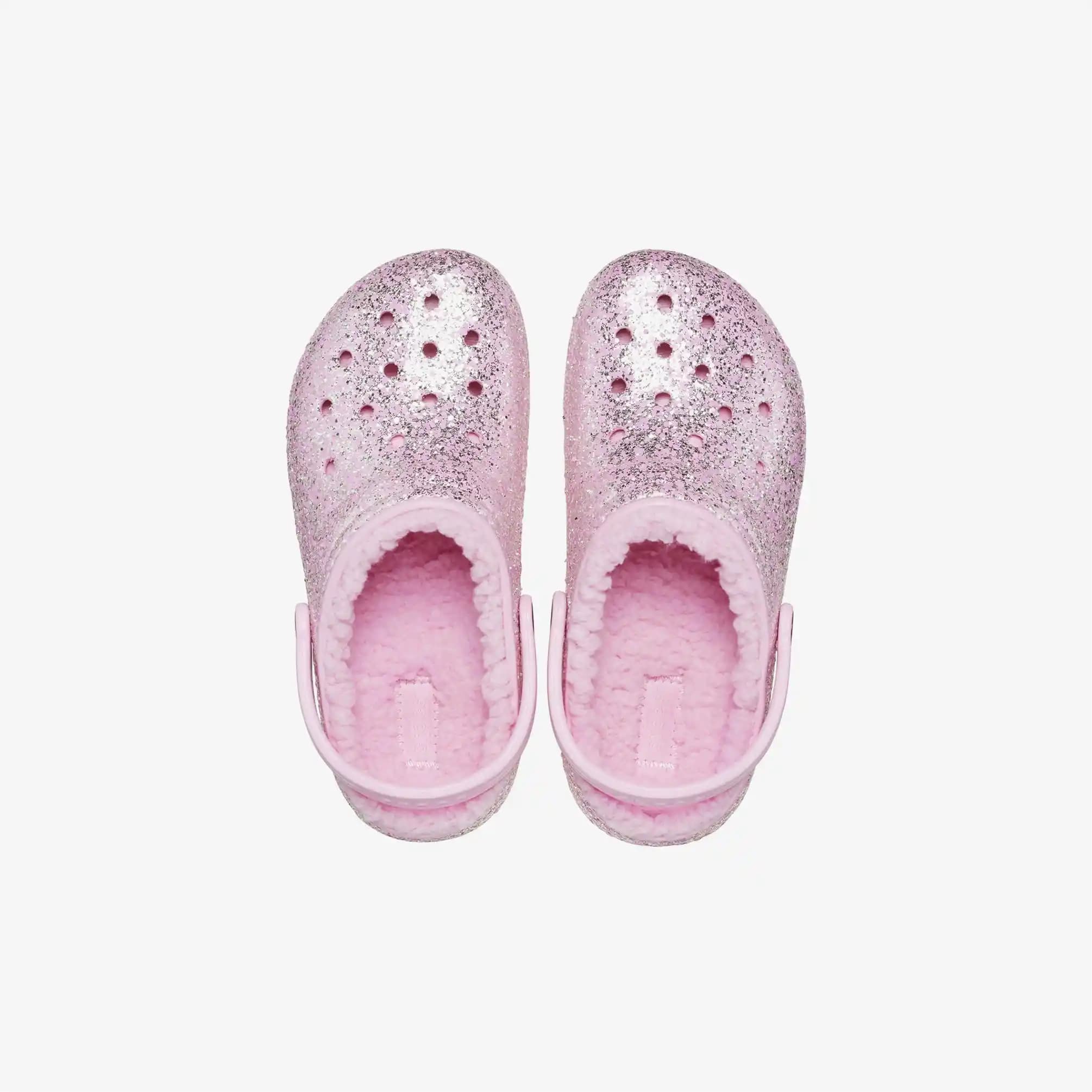 Pembe Simli Crocs Modasında Trendler ve Stil Önerileri