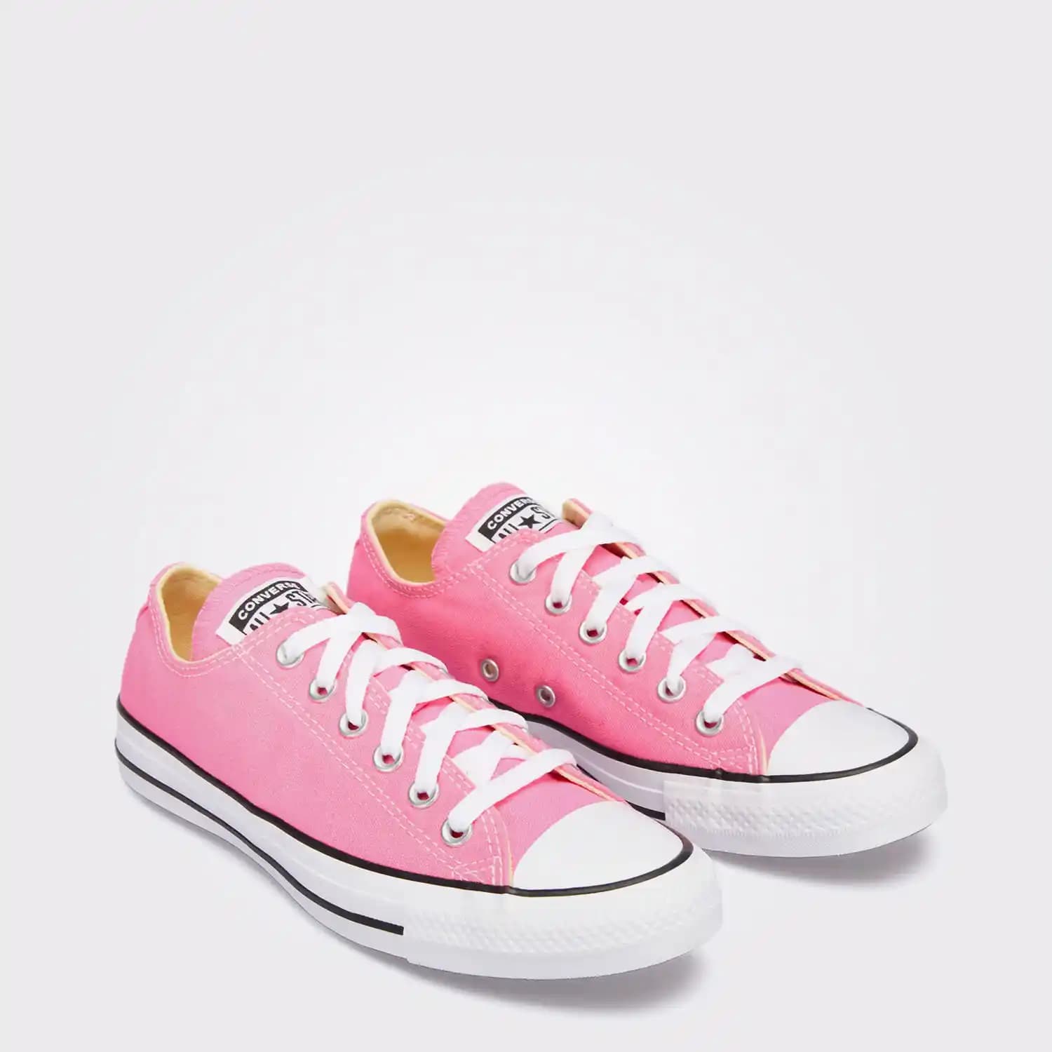 Pembe Sneaker Modası 2023: Stil ve Konforu Bir Arada Sunan Renkli Ayakkabılar