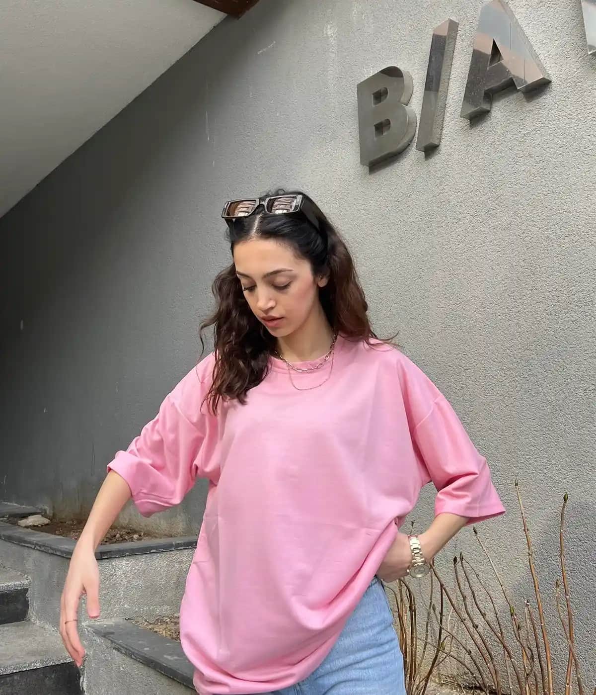 Pembe Üstler: Moda ve Tarzda Renklerin Gücü ve Kombinasyon İpuçları