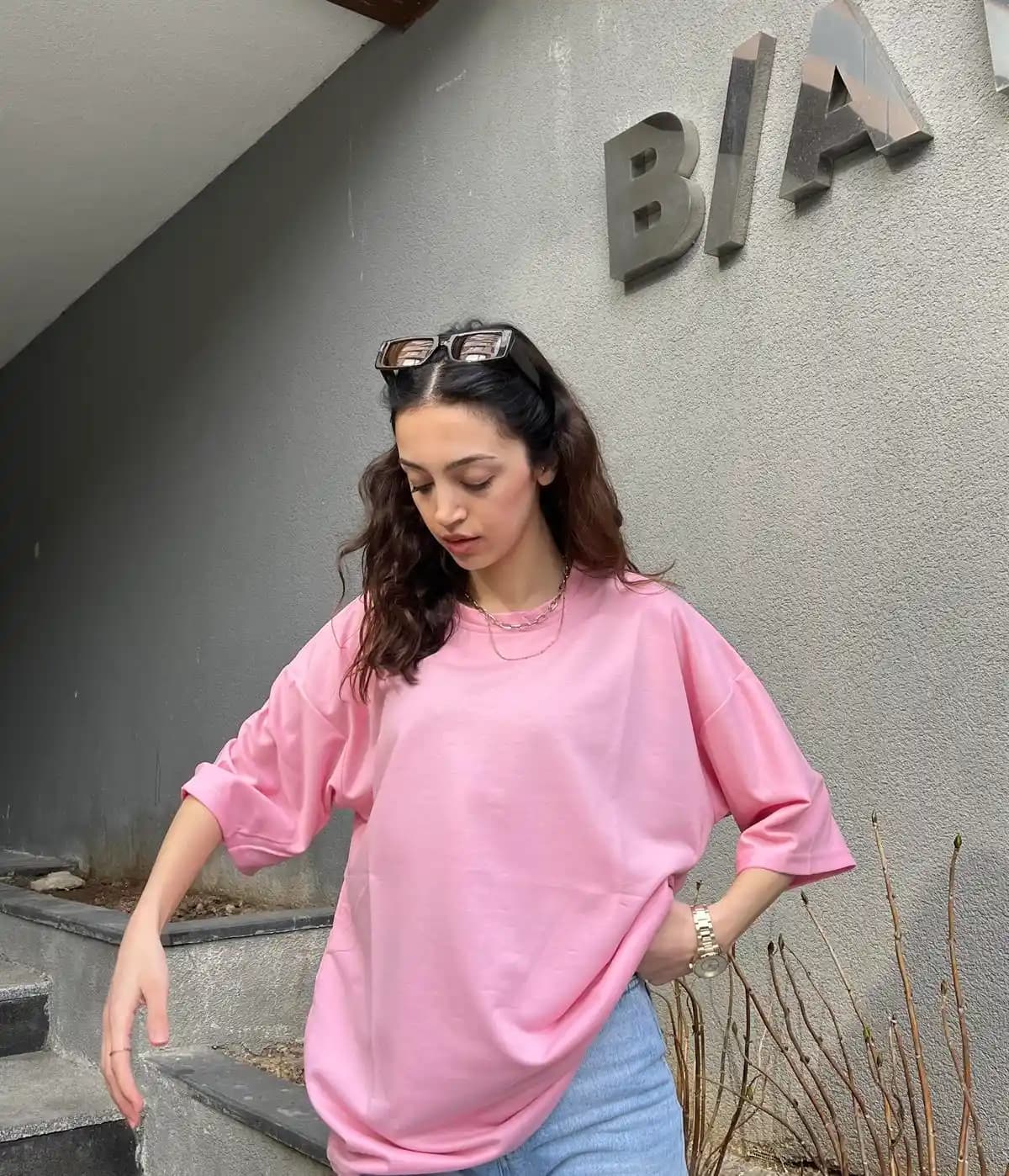 Pembe Üstler: Moda ve Tarzda Renklerin Gücü ve Kombinasyon İpuçları