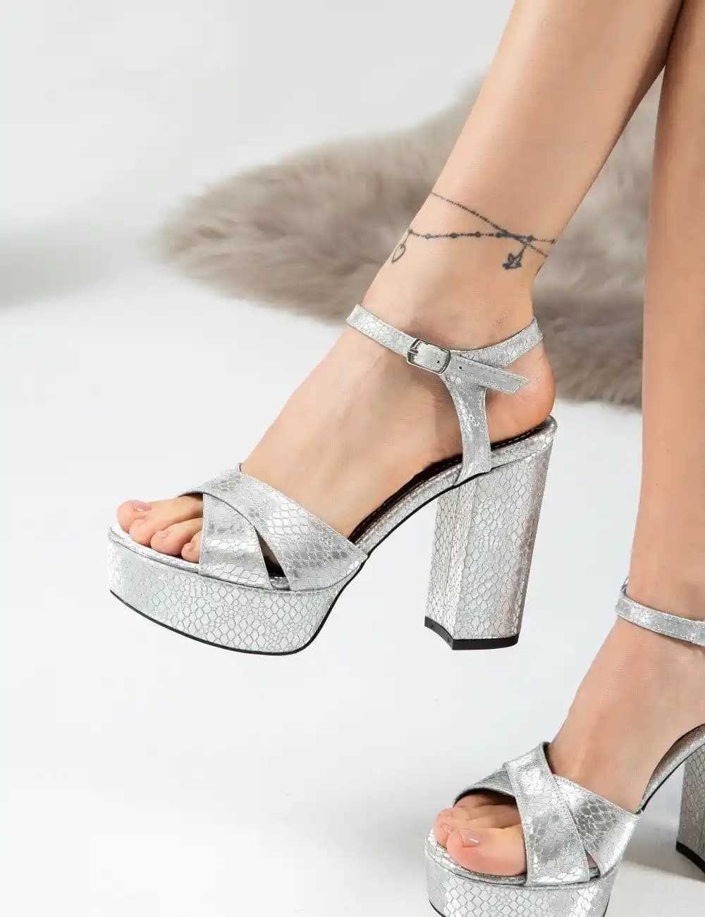 Platform Topuklu Ayakkabılar: Şıklık ve Konforu Bir Arada Sunan Modeller
