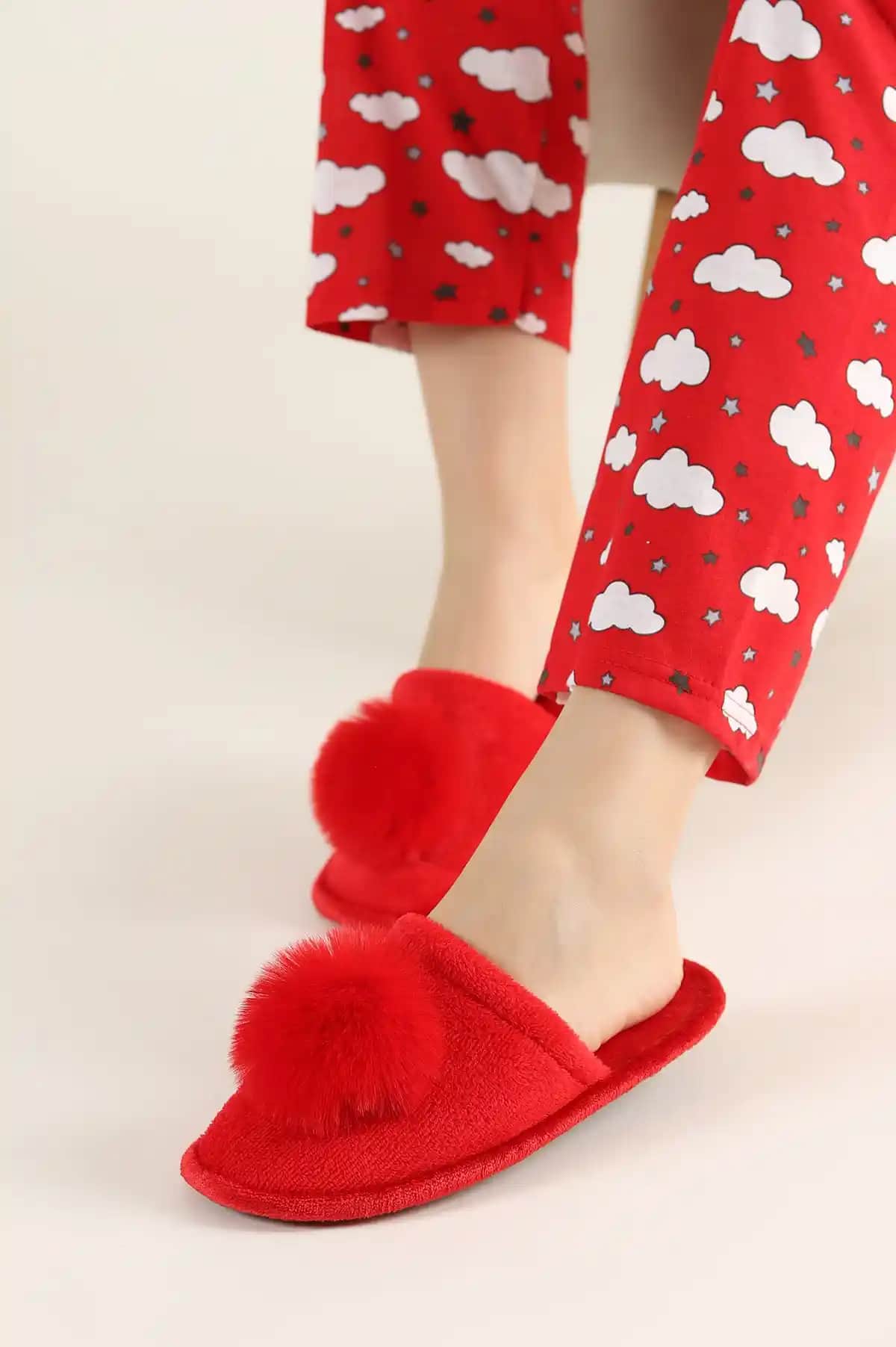 Ponpon Terlik Nedir, Neden Popüler ve Stilinizde Nasıl Kullanılır