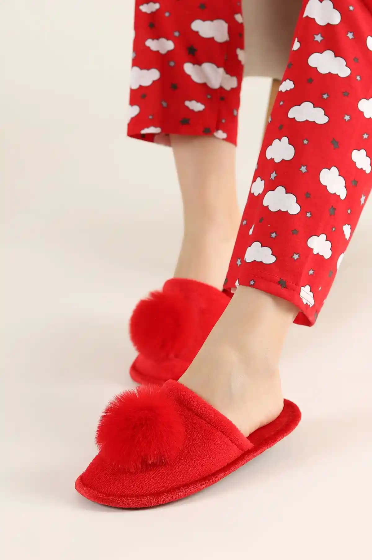 Ponpon Terlik Nedir, Neden Popüler ve Stilinizde Nasıl Kullanılır