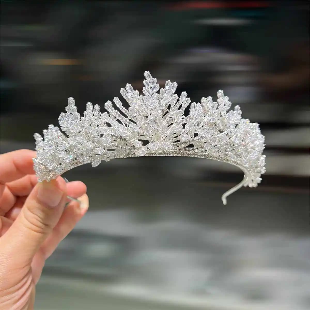 Prenses Taçları: Tarihçesi, Tasarımı ve Günümüz Moda Dünyasındaki Yeri